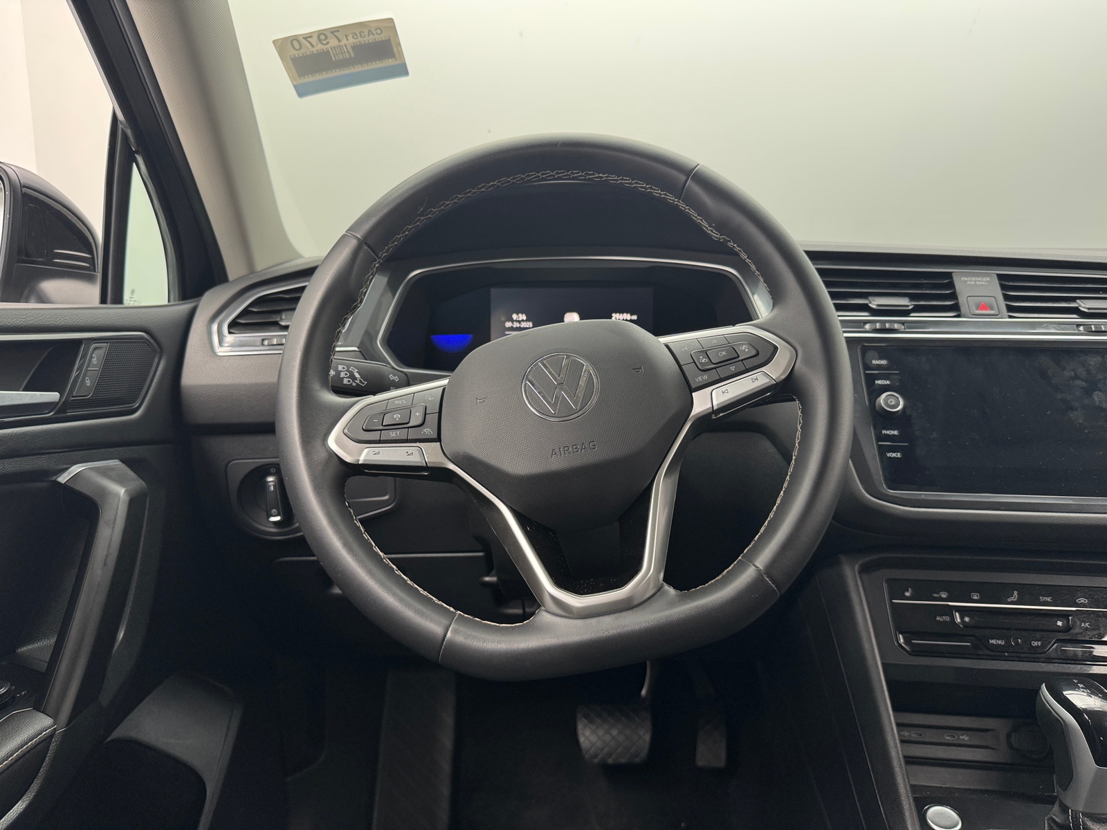 Thumbnail: 2023 Volkswagen Tiguan - 4