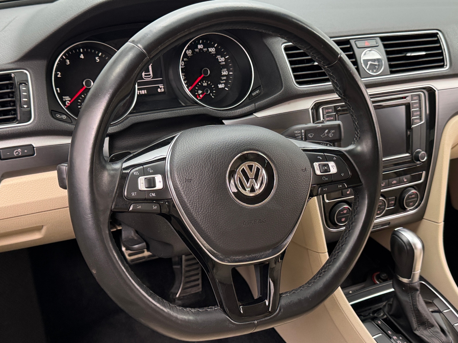 Thumbnail: 2017 Volkswagen Passat - 4