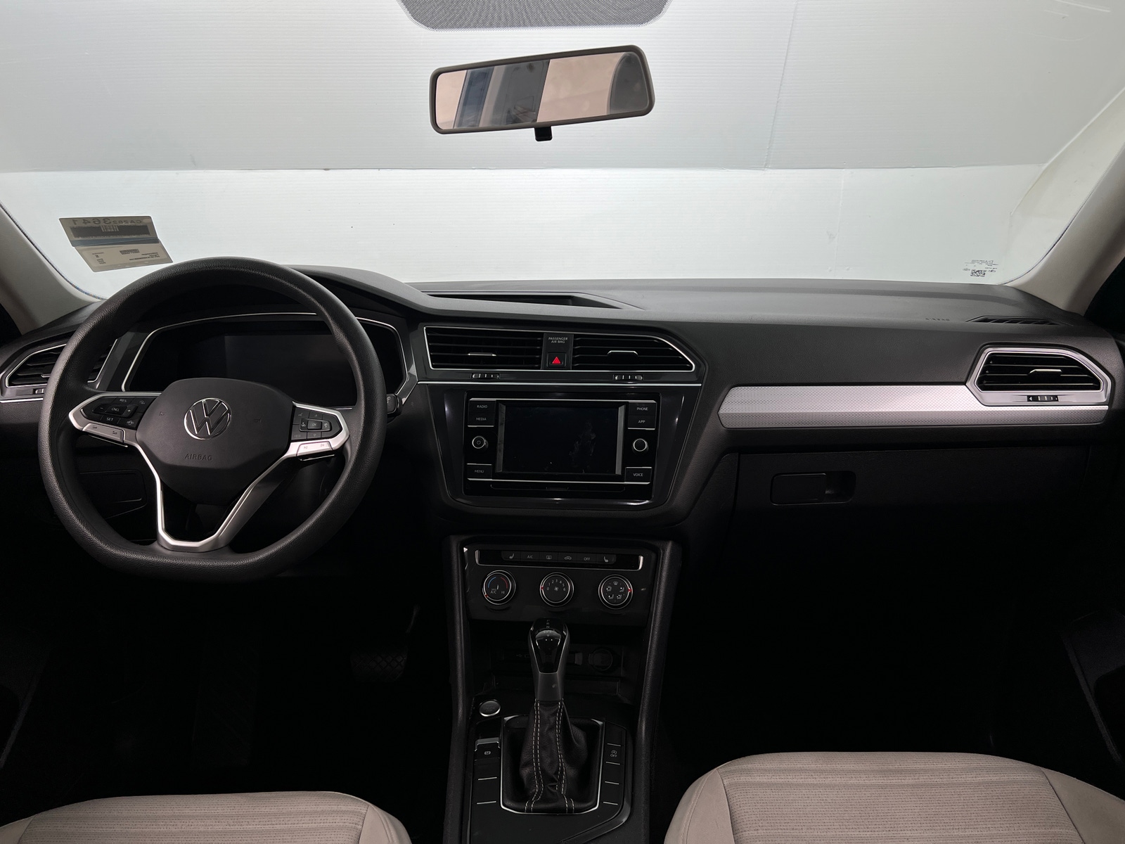 Thumbnail: 2022 Volkswagen Tiguan - 3