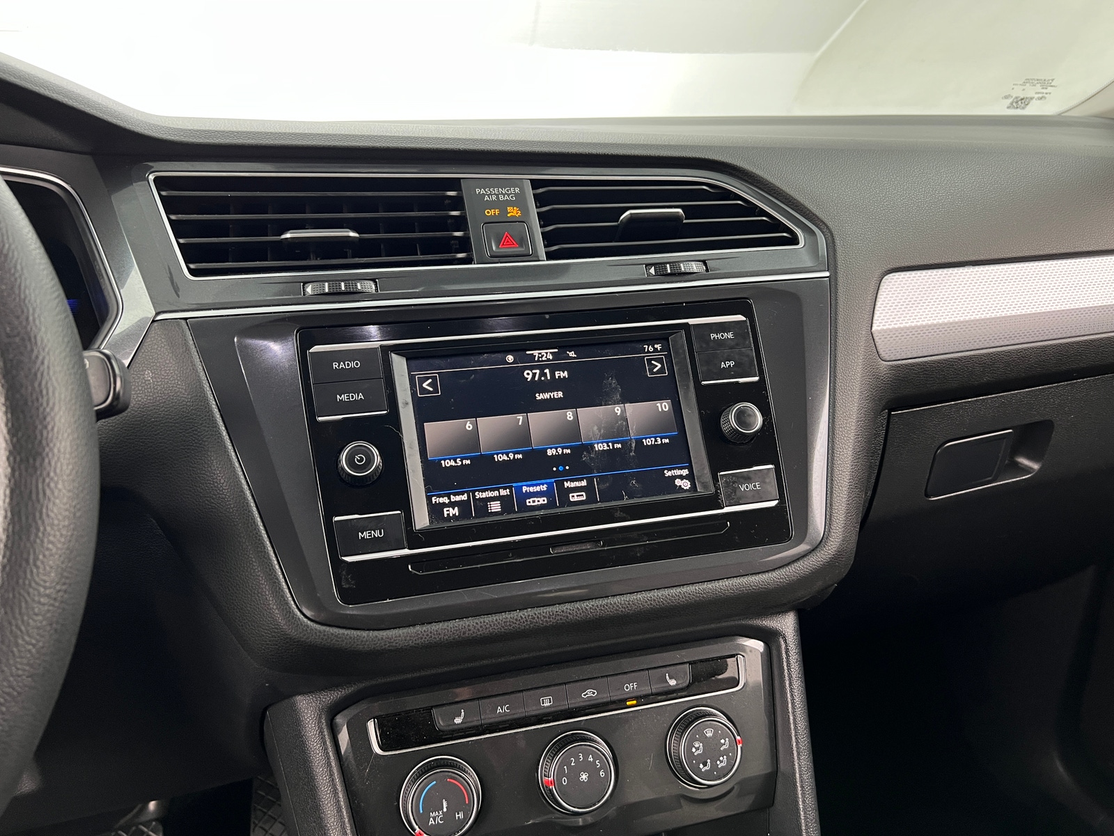 Thumbnail: 2022 Volkswagen Tiguan - 4