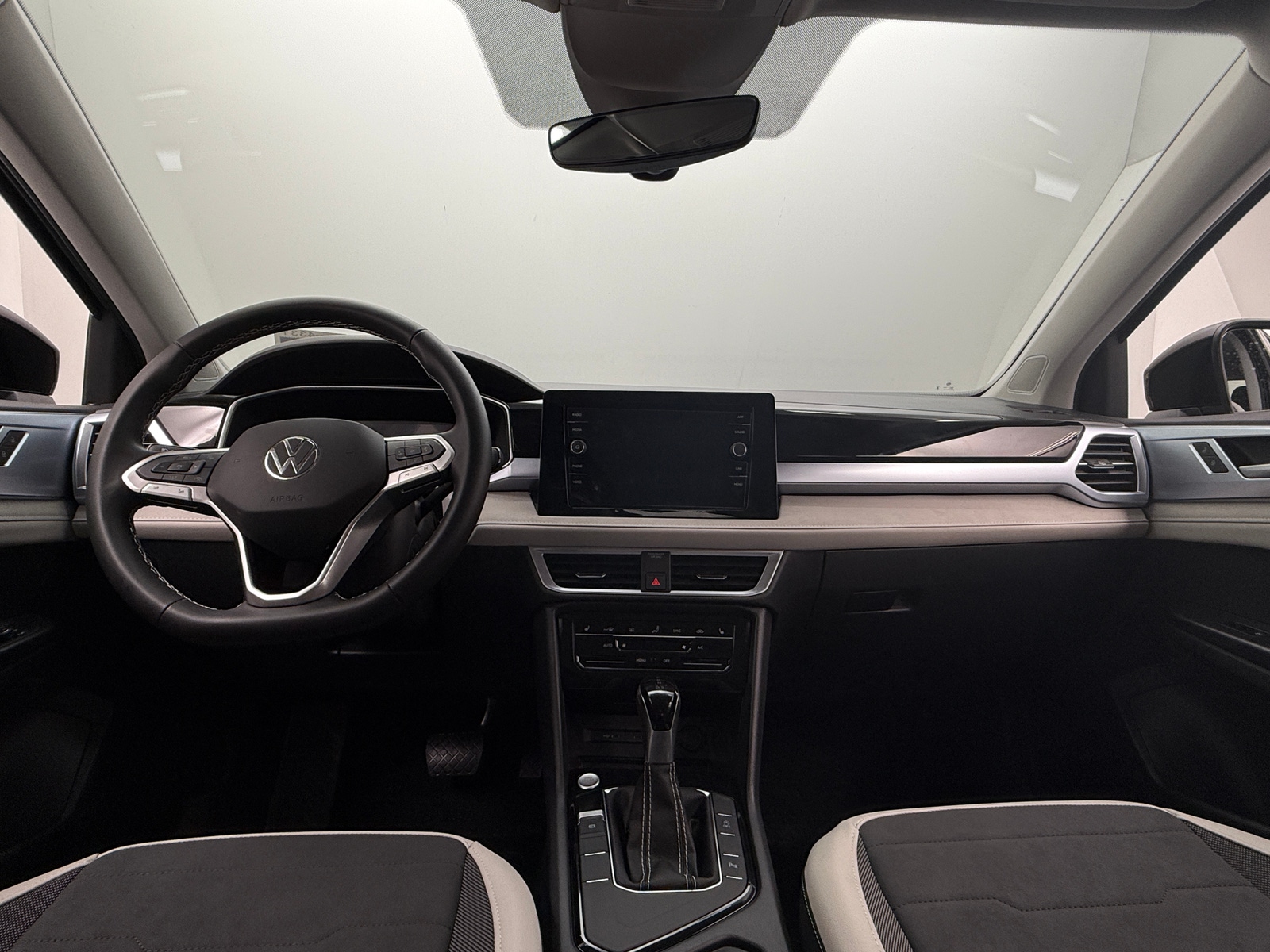 Thumbnail: 2025 Volkswagen Taos - 2