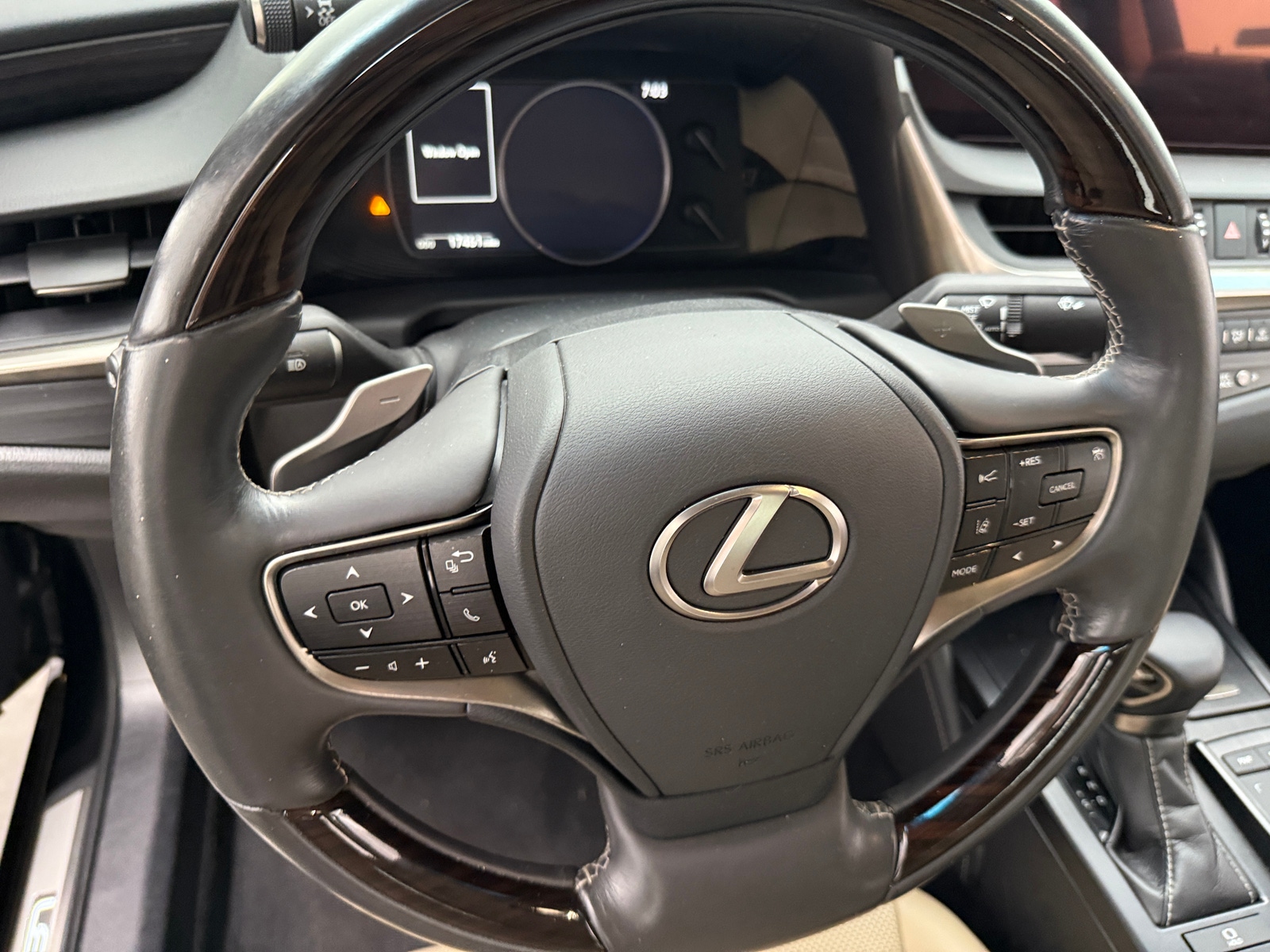 Thumbnail: 2020 Lexus ES - 4