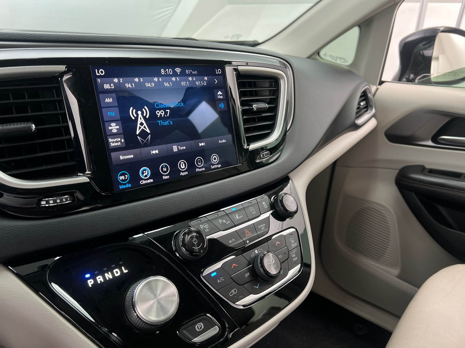 Thumbnail: 2020 Chrysler Pacifica - 4