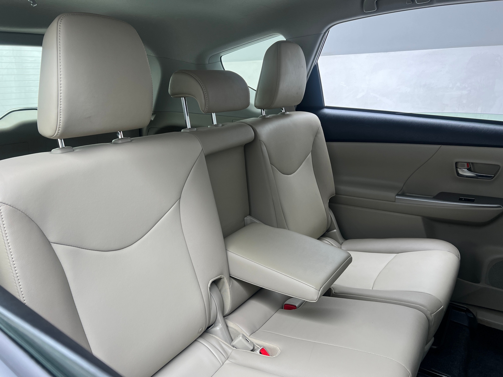 Thumbnail: 2016 Toyota Prius v - 5