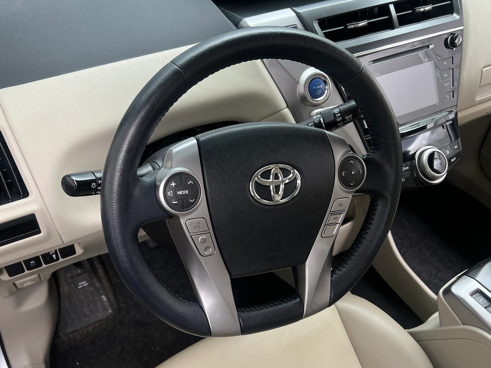 Thumbnail: 2016 Toyota Prius v - 4