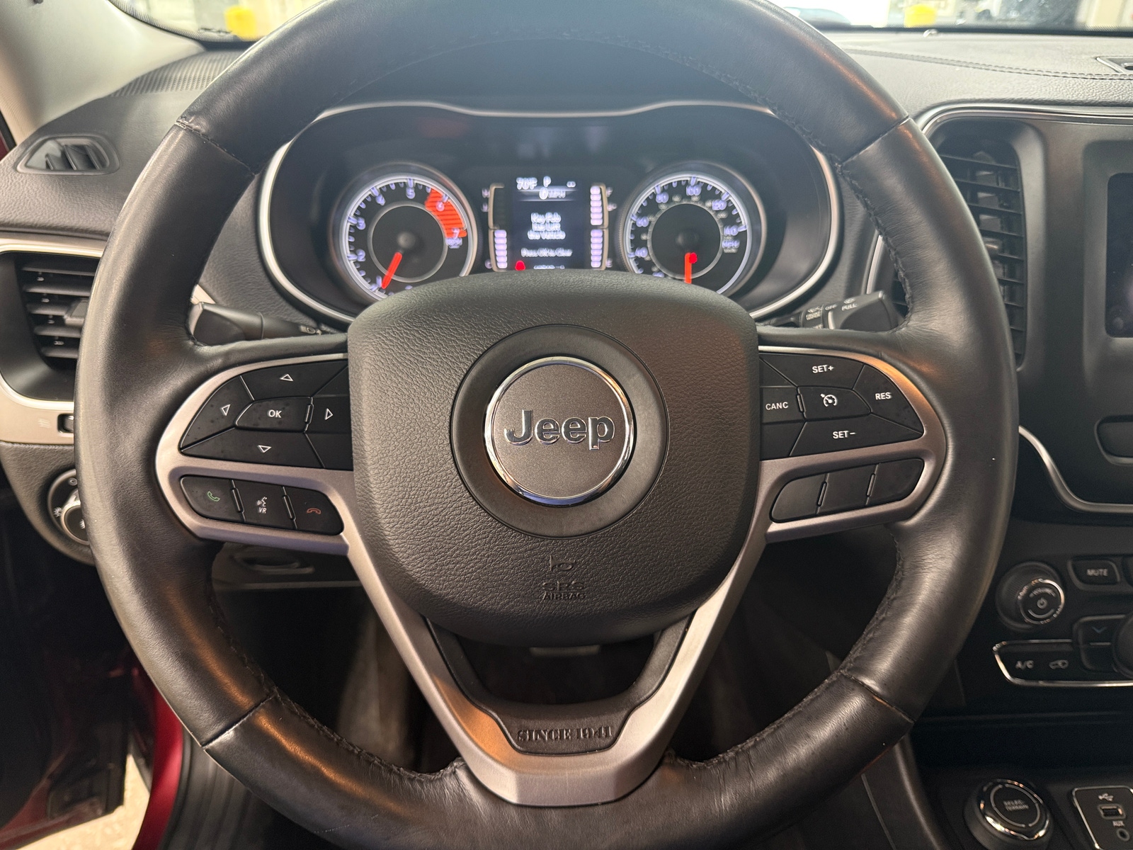 Thumbnail: 2019 Jeep Cherokee - 5