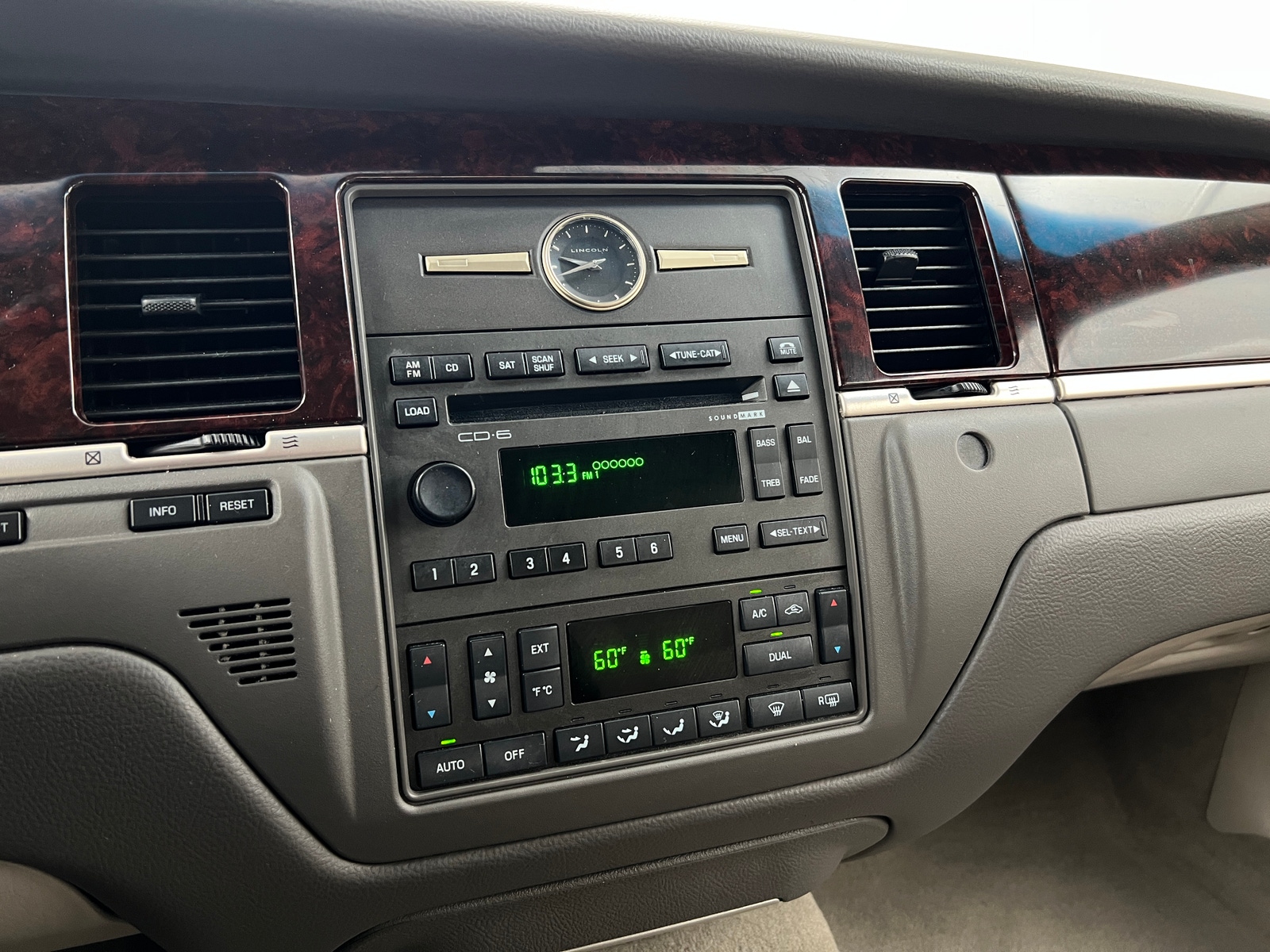 Thumbnail: 2010 Lincoln Town Car - 3