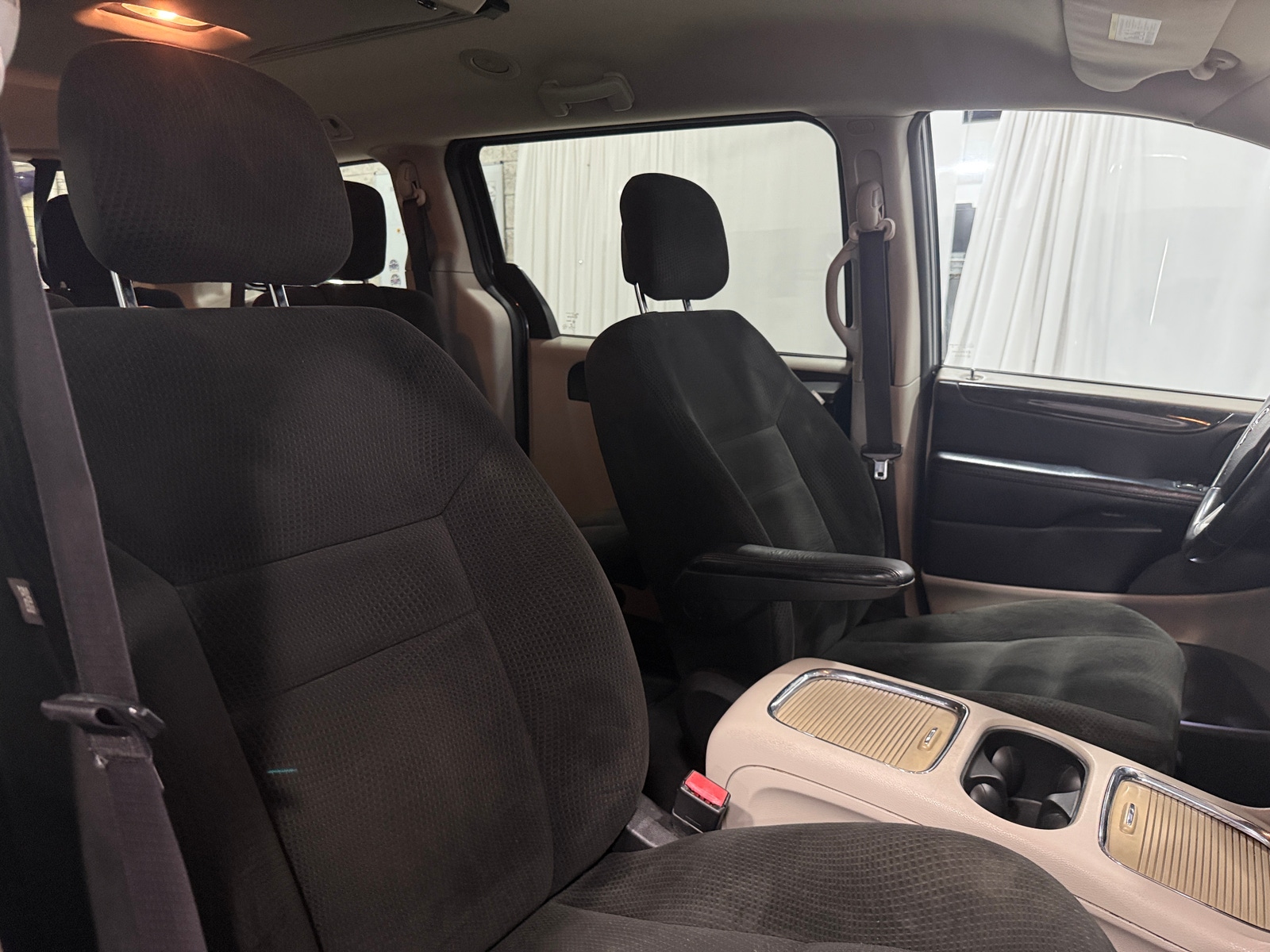 Thumbnail: 2016 Dodge Grand Caravan - 2