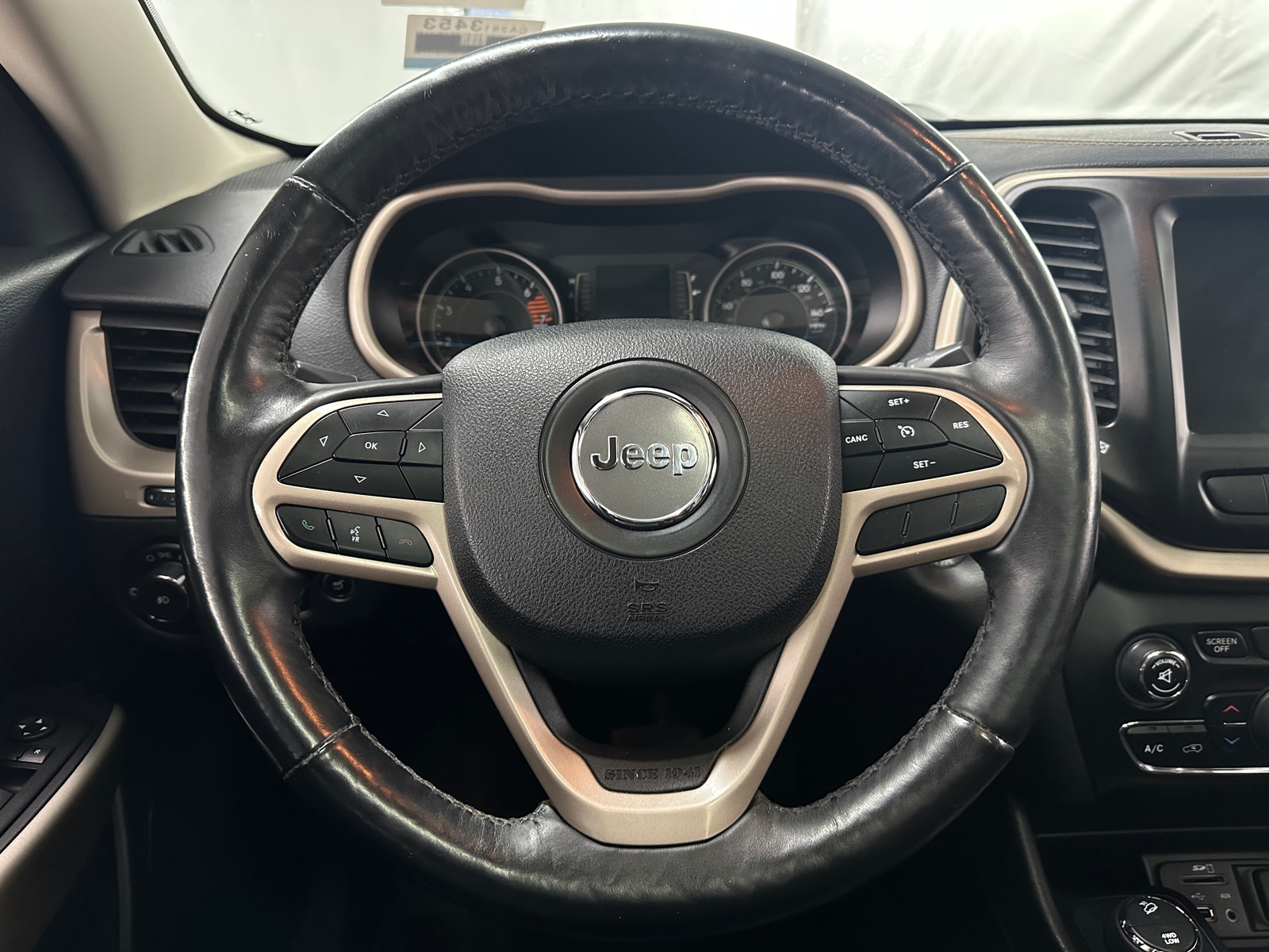 Thumbnail: 2017 Jeep Cherokee - 5
