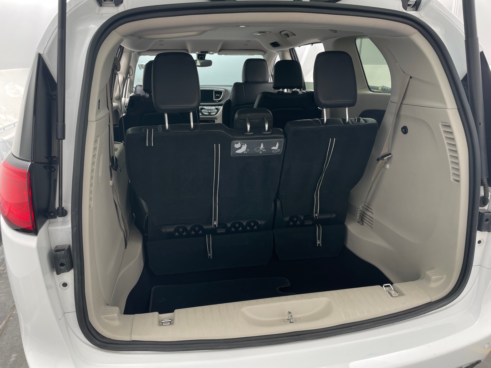 Thumbnail: 2018 Chrysler Pacifica - 6