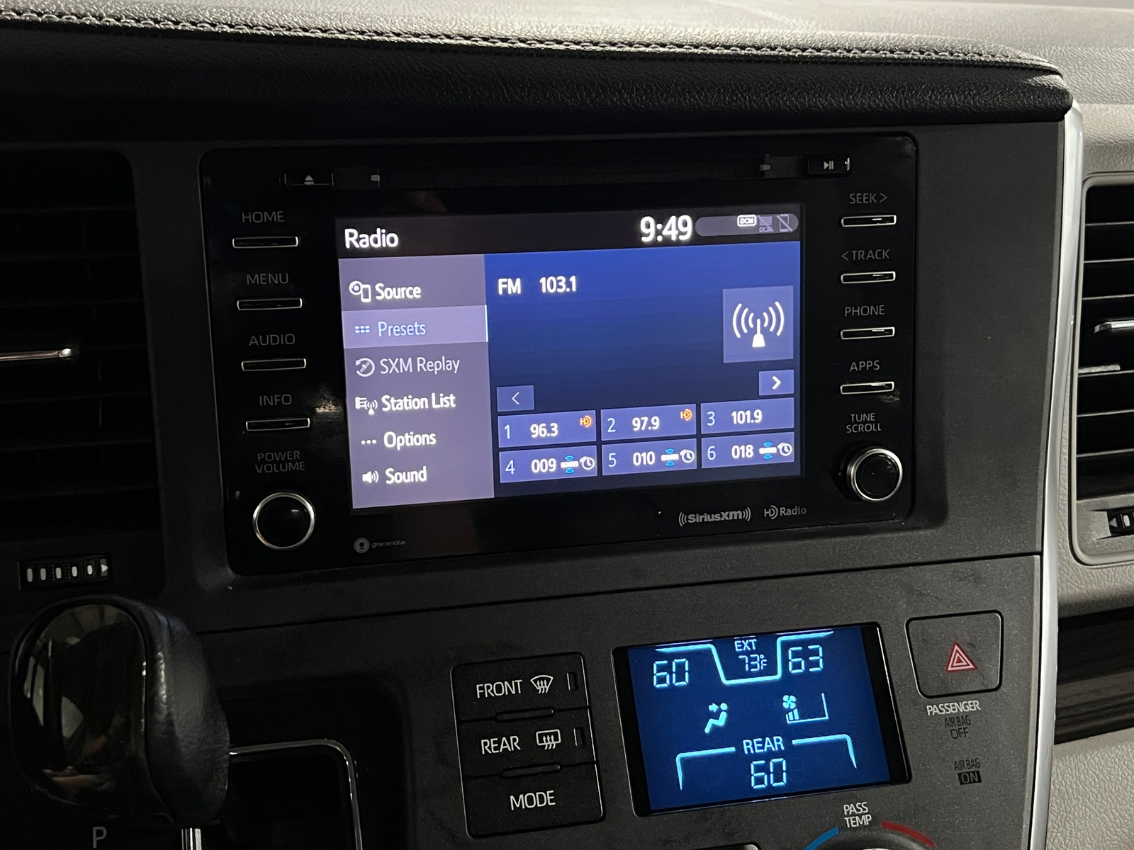Thumbnail: 2018 Toyota Sienna - 3
