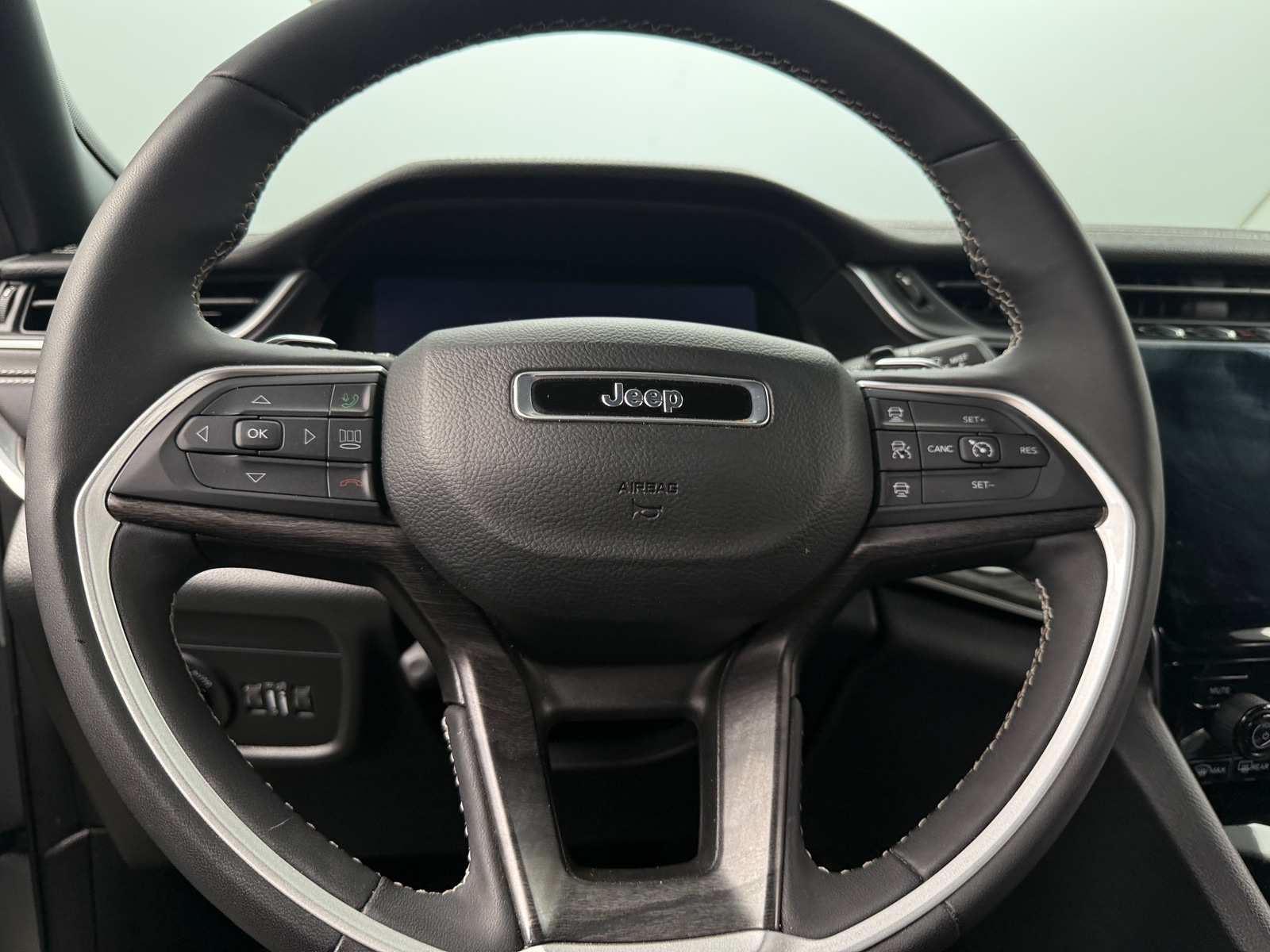 Thumbnail: 2024 Jeep Grand Cherokee L - 4