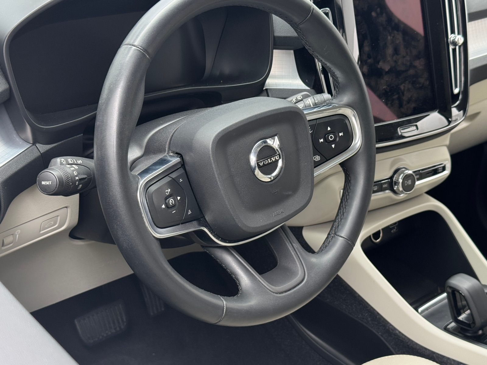 Thumbnail: 2022 Volvo XC40 - 4