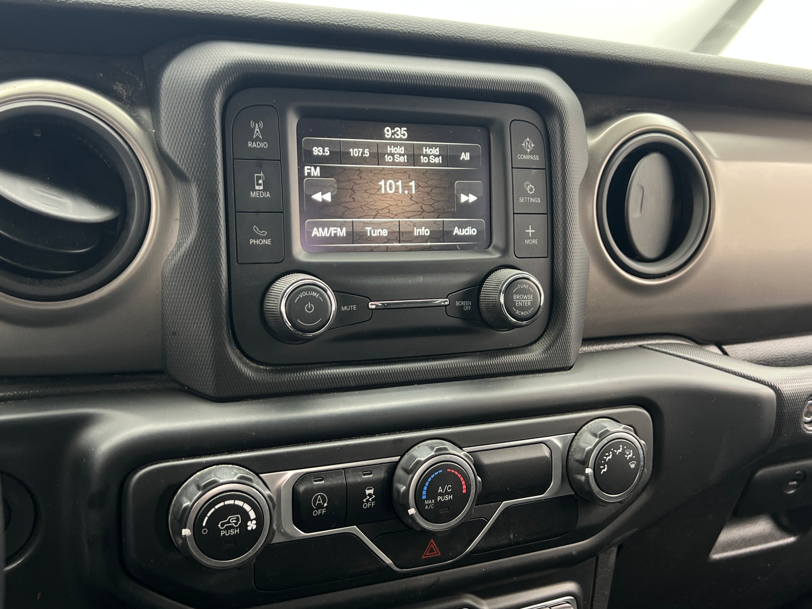 Thumbnail: 2021 Jeep Gladiator - 4