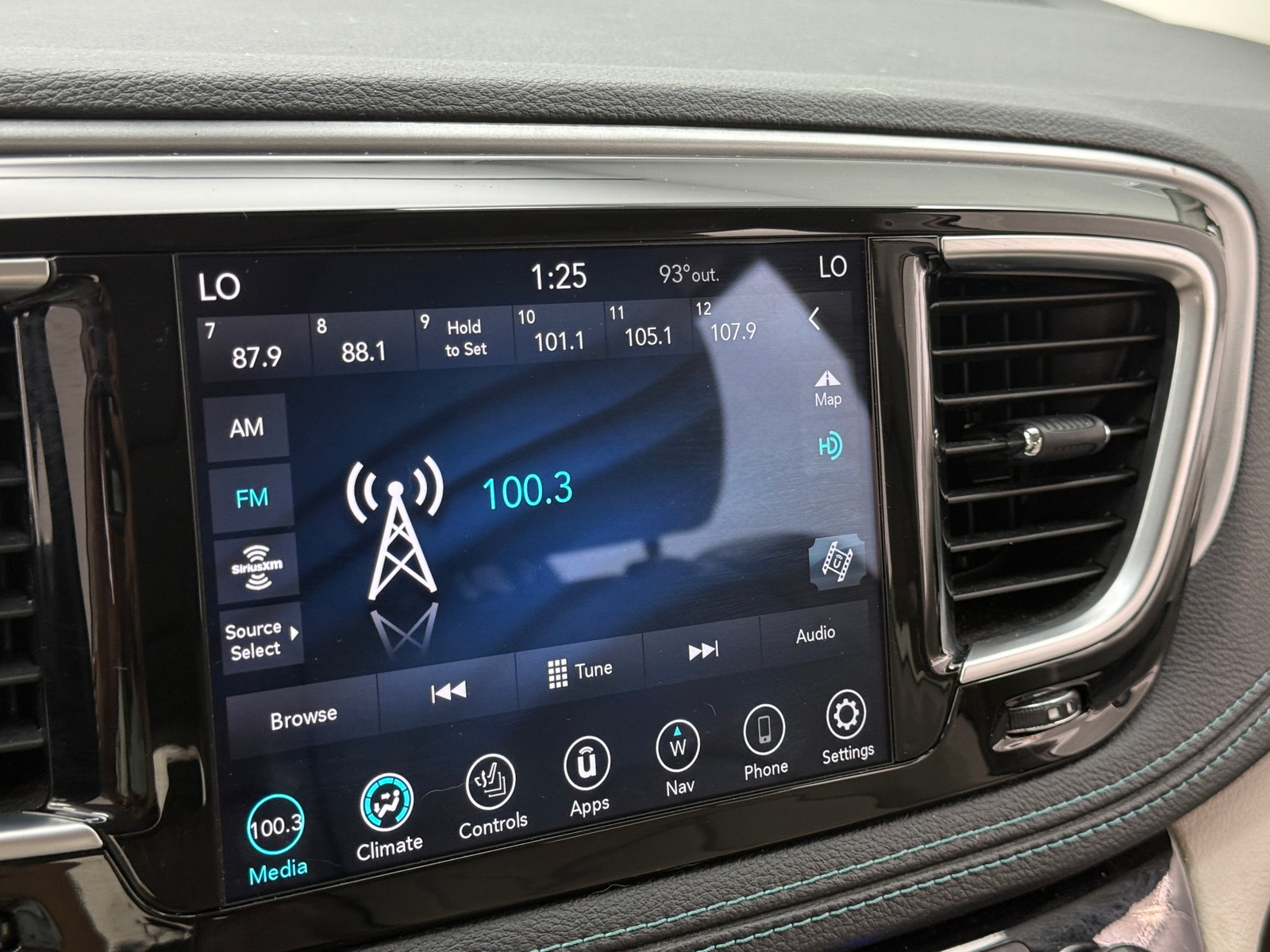 Thumbnail: 2019 Chrysler Pacifica - 3