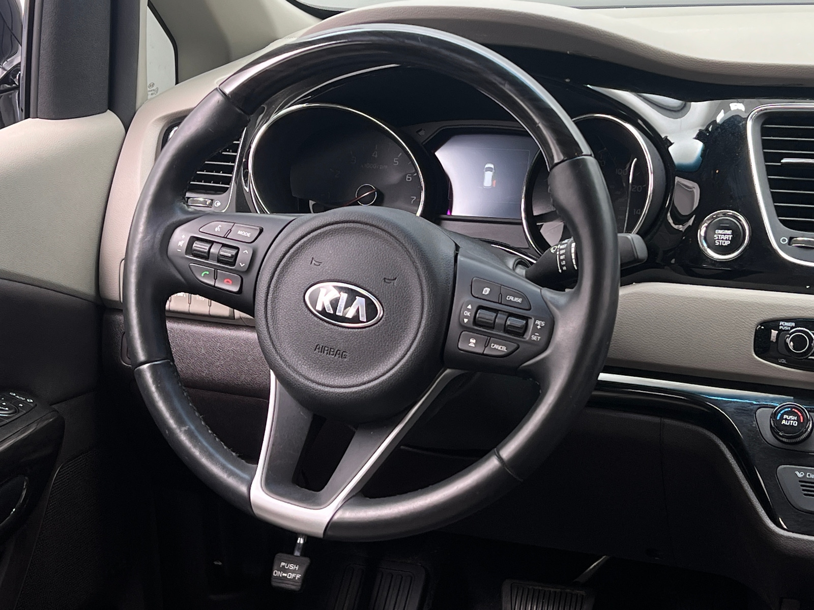 Thumbnail: 2017 Kia Sedona - 4