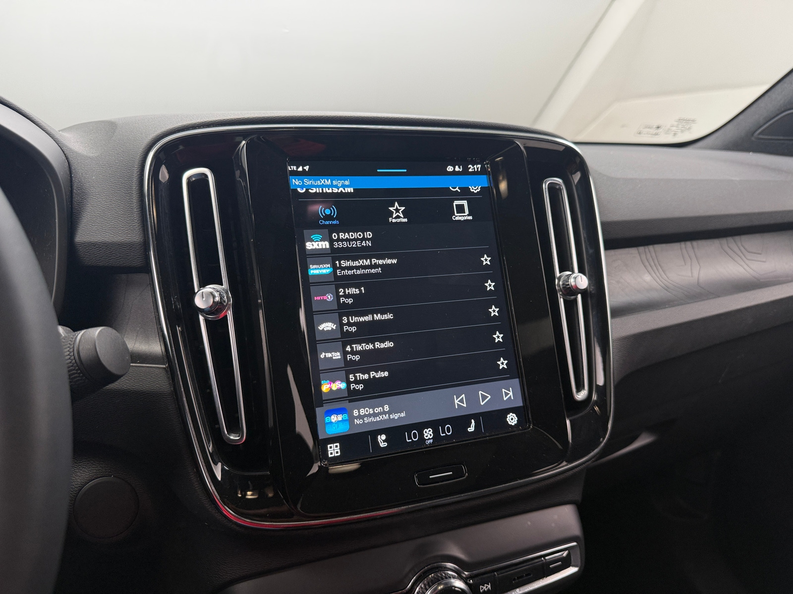 Thumbnail: 2022 Volvo C40 - 4