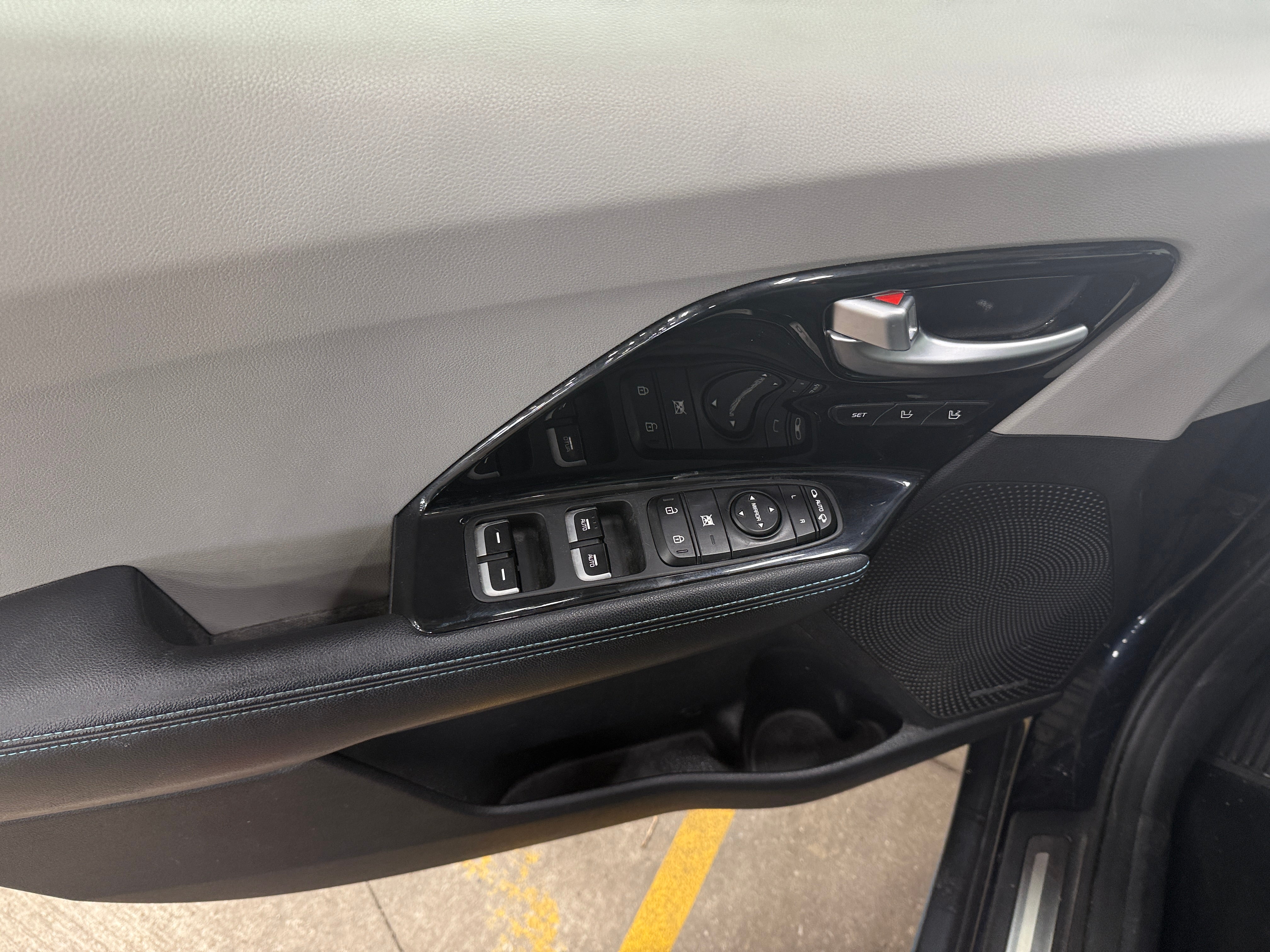 Used 2018 Kia Niro EX Premium with VIN KNDCC3LD2J5203982 for sale in Oak Creek, WI