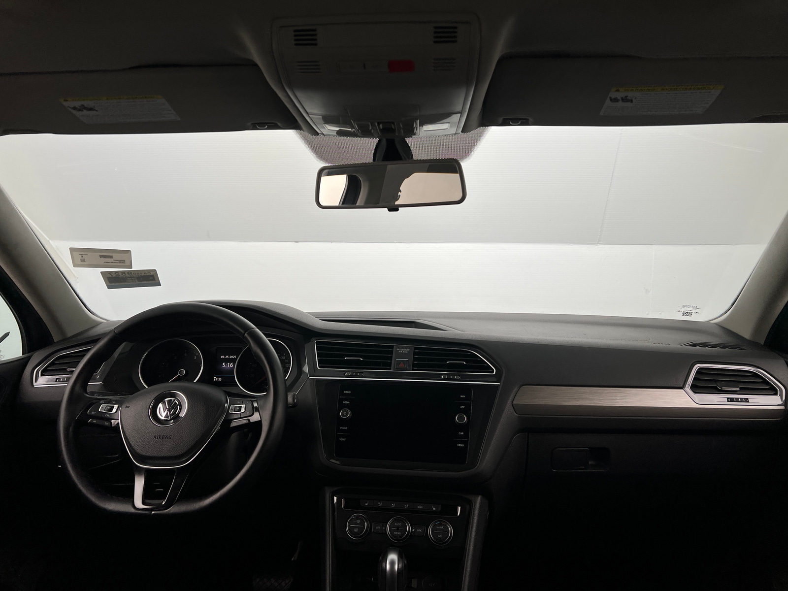Thumbnail: 2018 Volkswagen Tiguan - 3