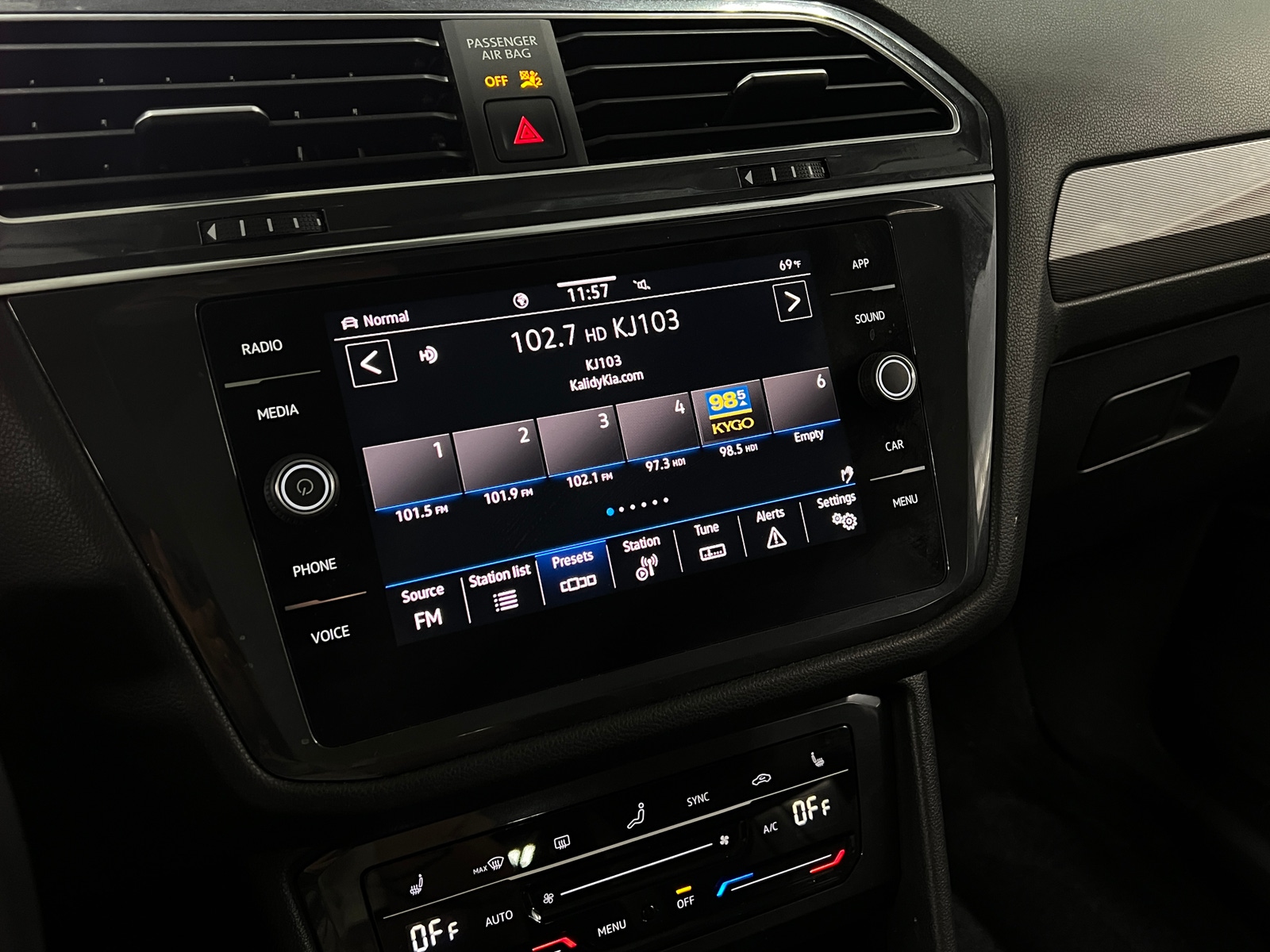 Thumbnail: 2022 Volkswagen Tiguan - 3