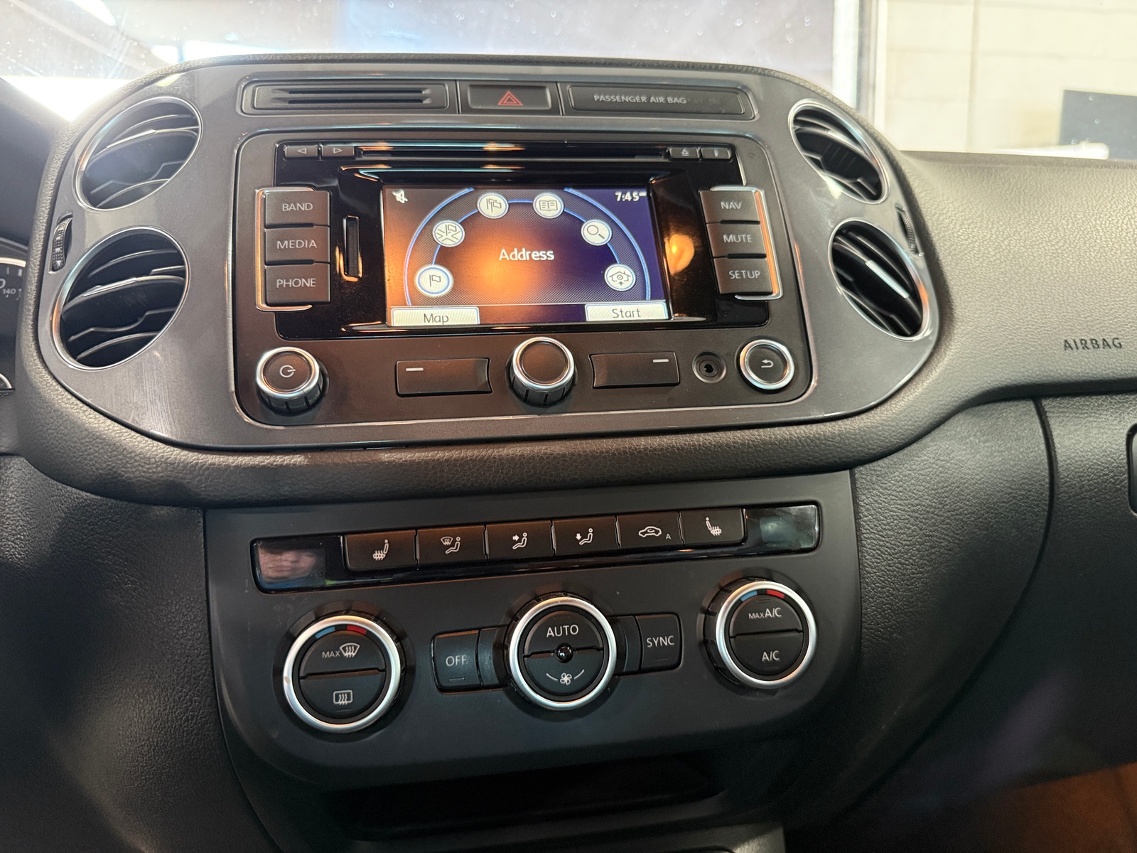 Thumbnail: 2014 Volkswagen Tiguan - 4