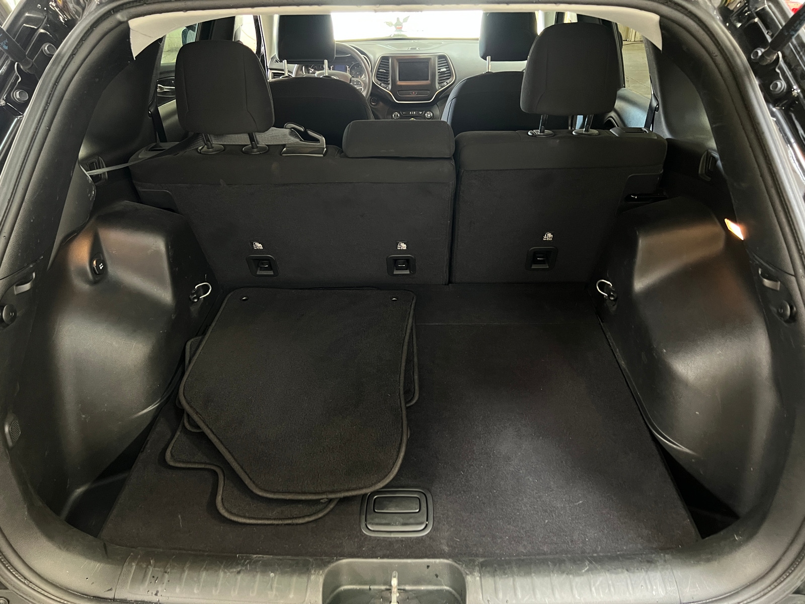 Thumbnail: 2019 Jeep Cherokee - 7