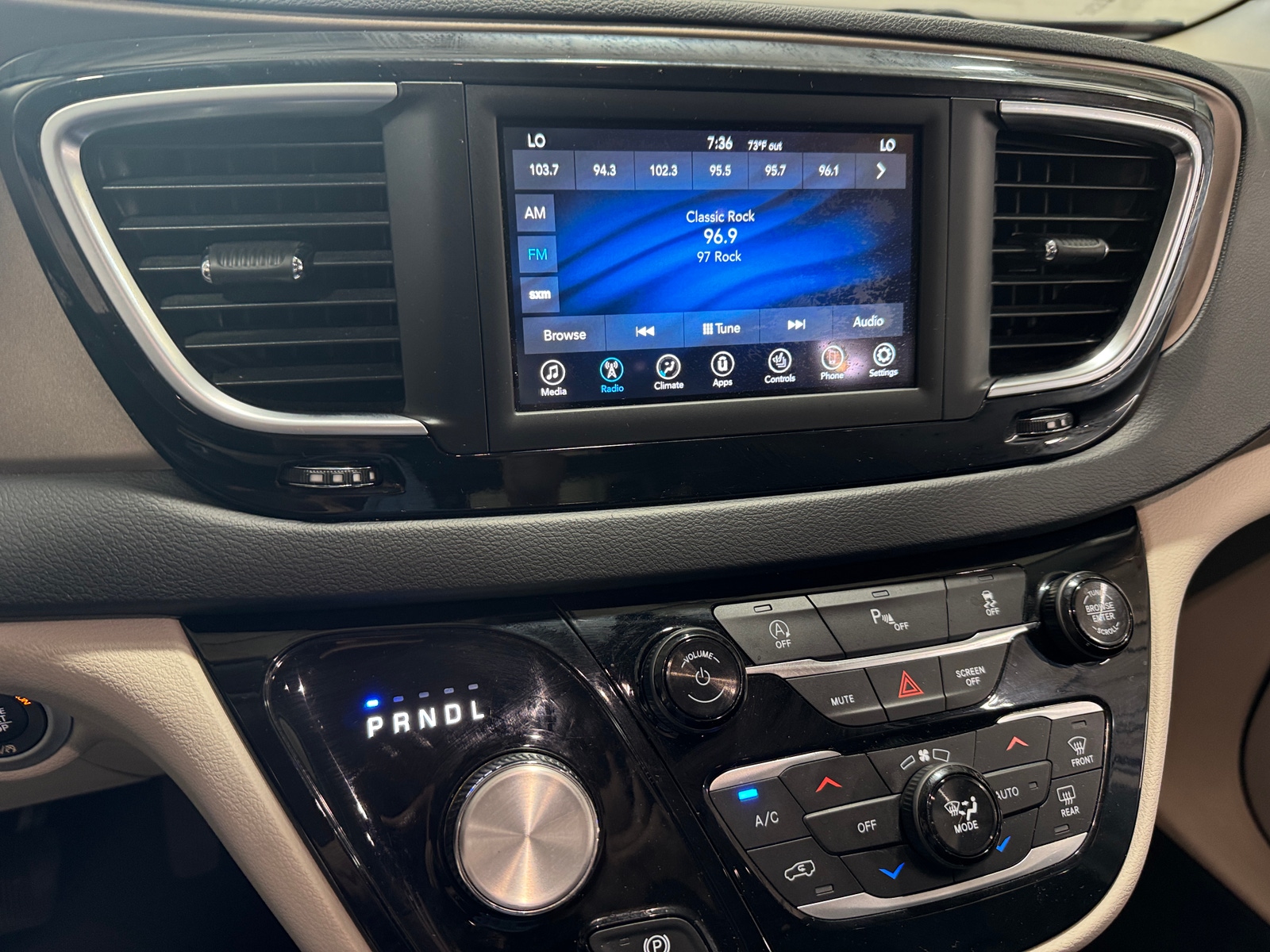 Thumbnail: 2018 Chrysler Pacifica - 3