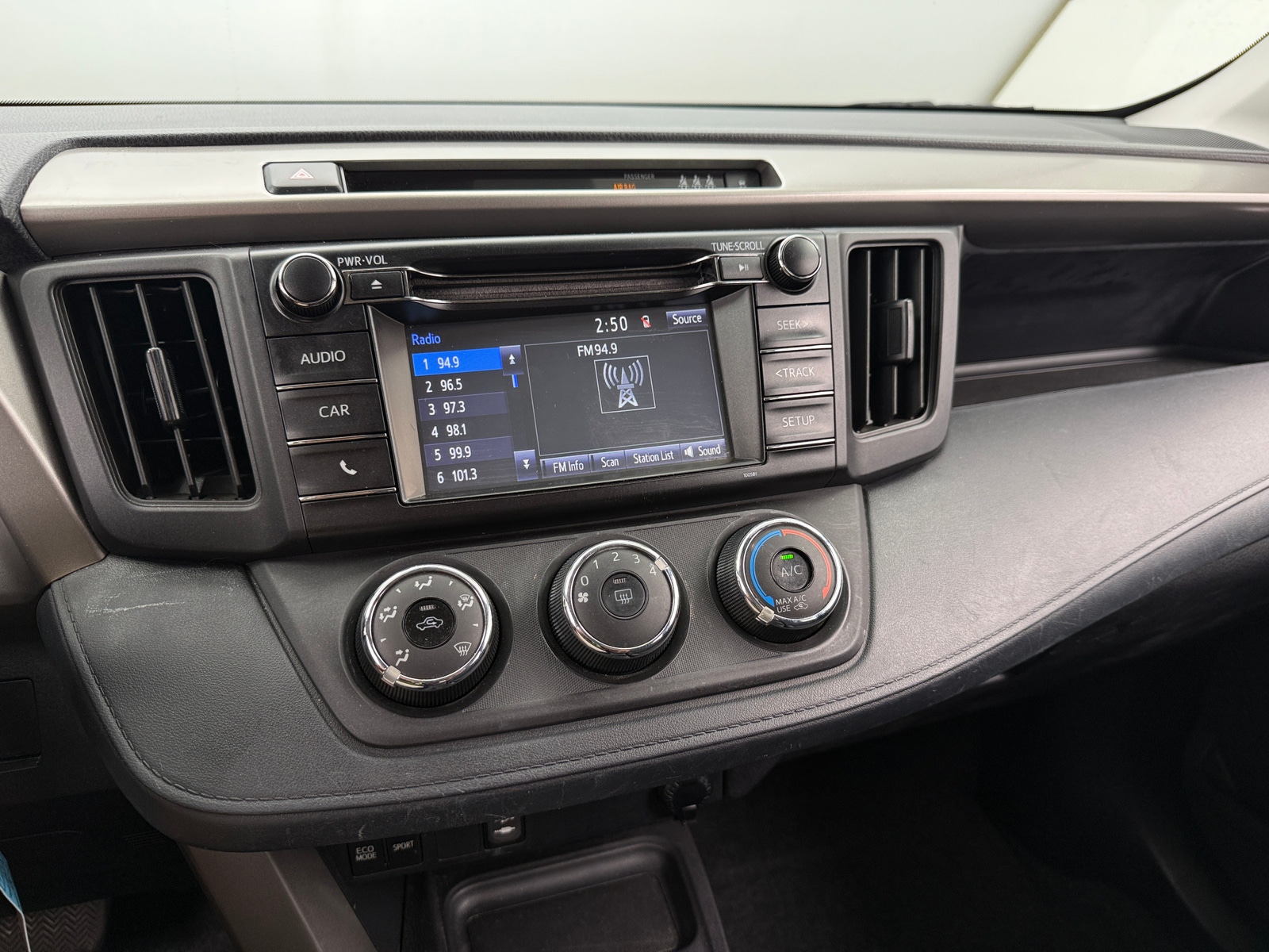 Thumbnail: 2018 Toyota RAV4 - 4