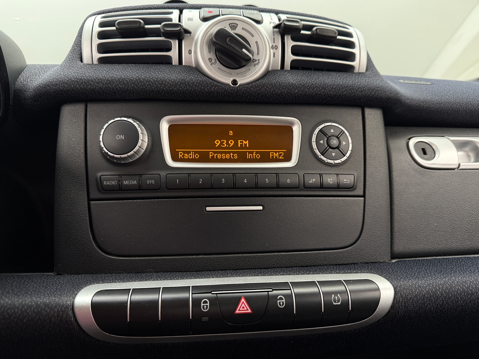 Thumbnail: 2015 smart fortwo - 4
