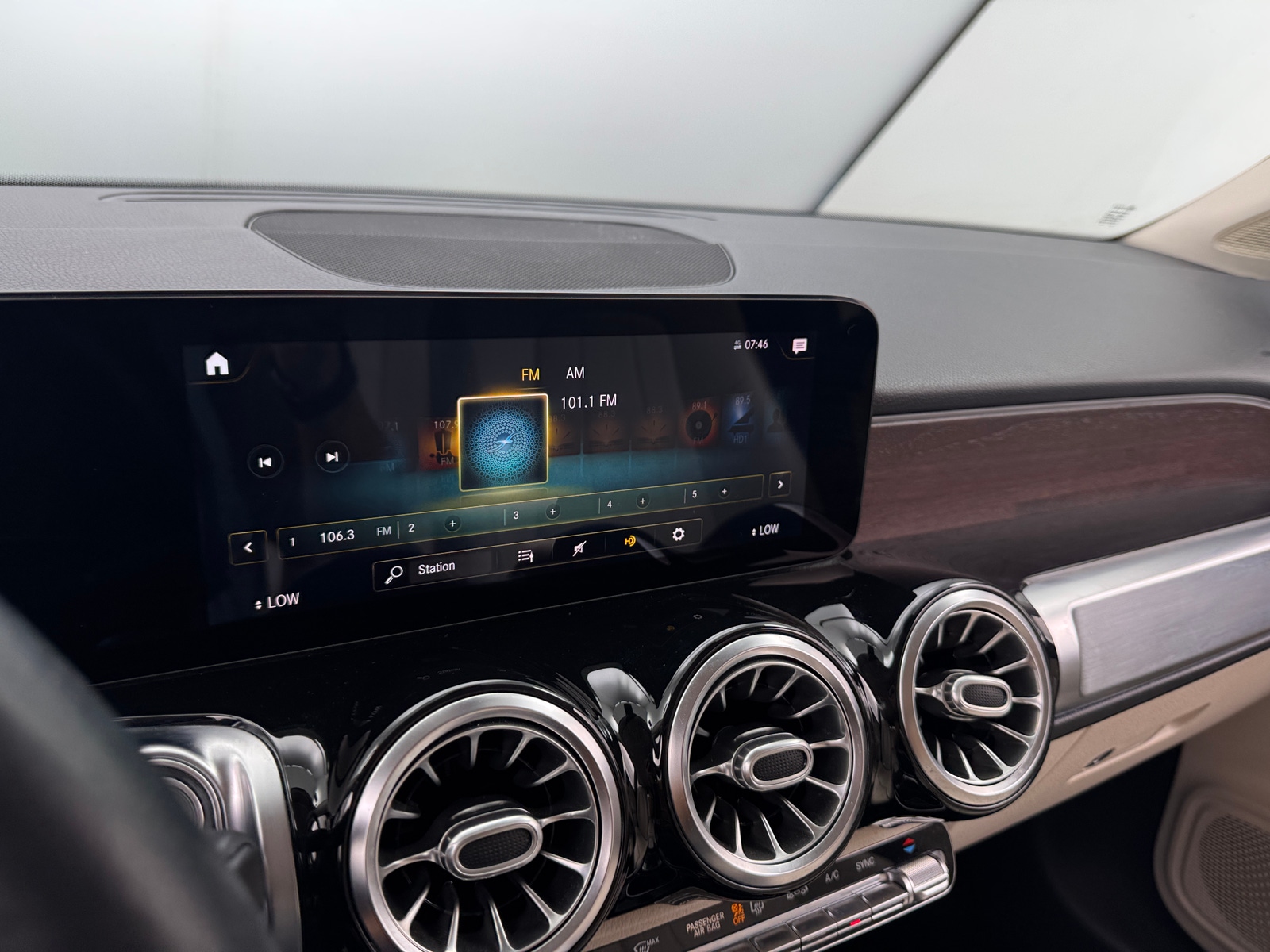 Thumbnail: 2020 Mercedes-Benz GLB - 3