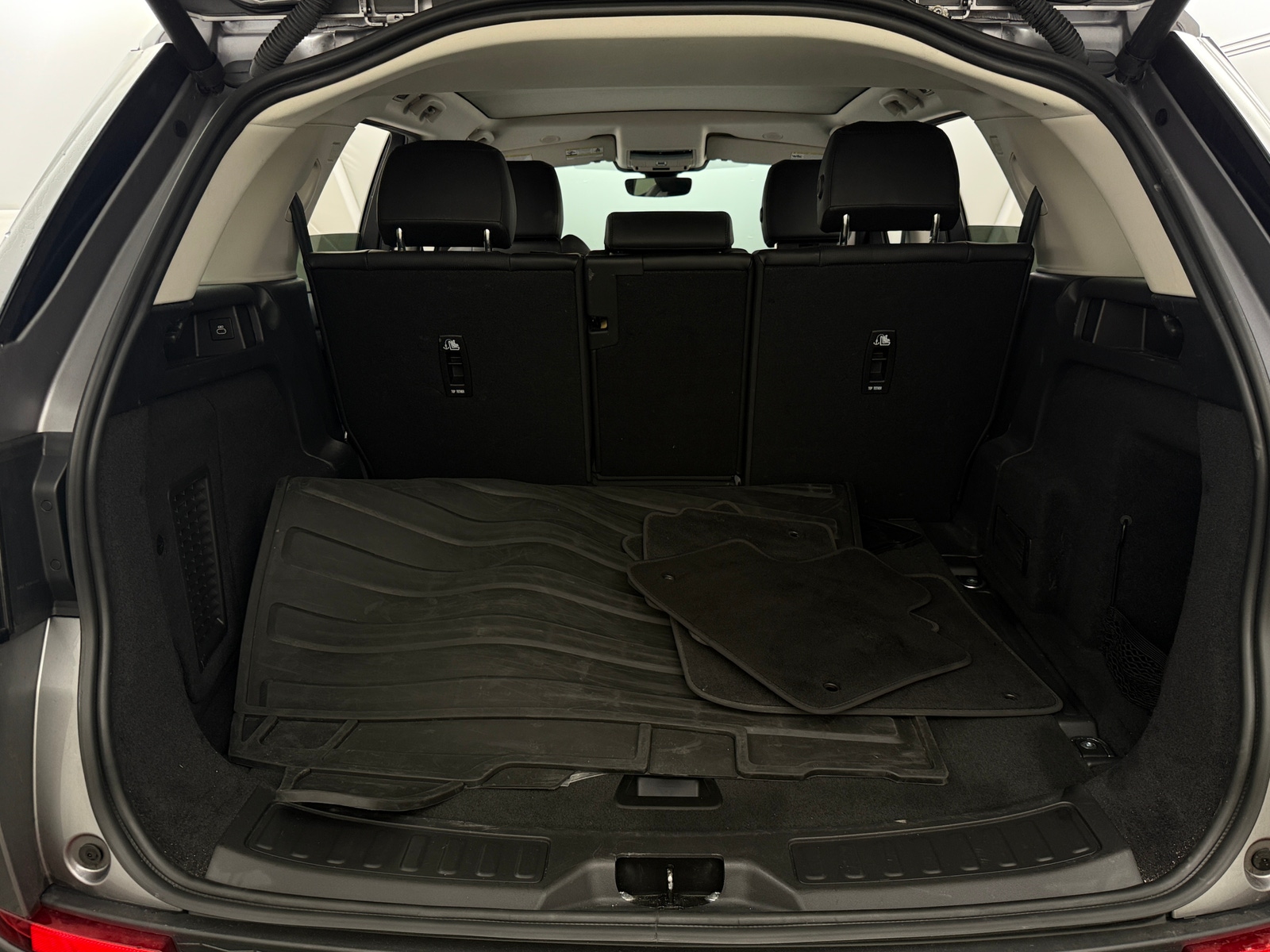 Thumbnail: 2023 Land Rover Discovery Sport - 6