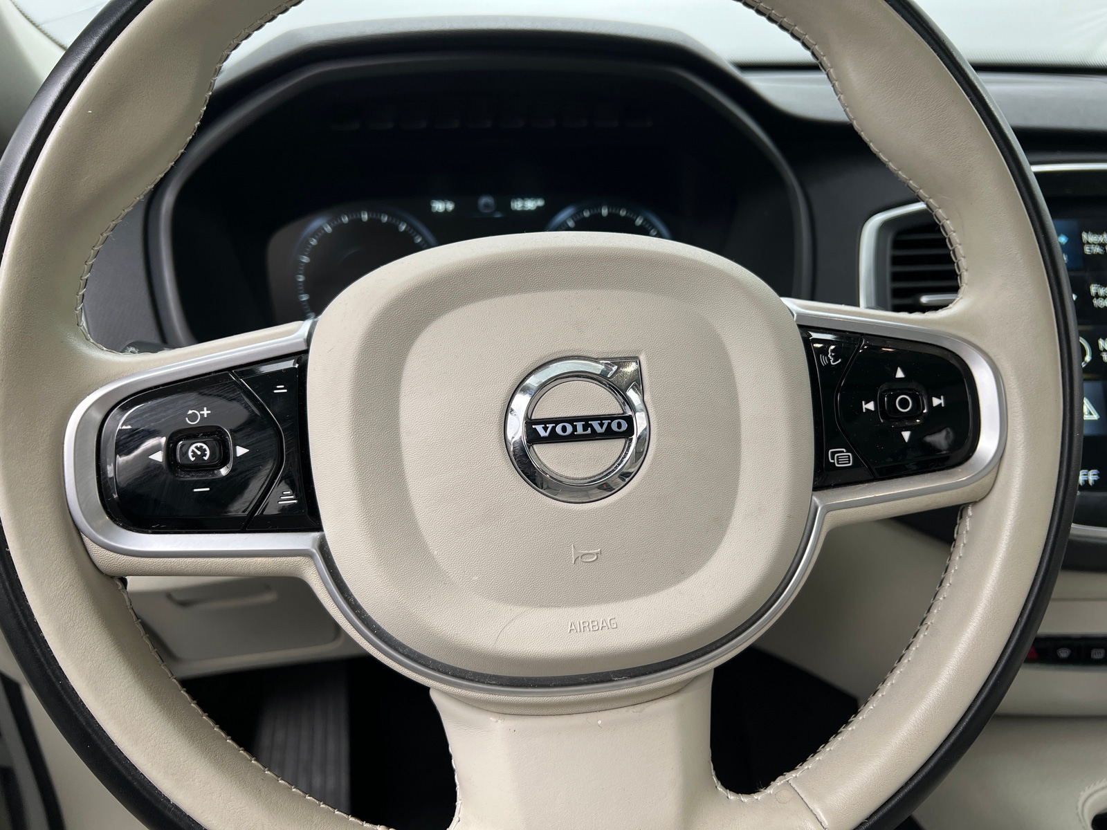 Thumbnail: 2022 Volvo XC90 - 4