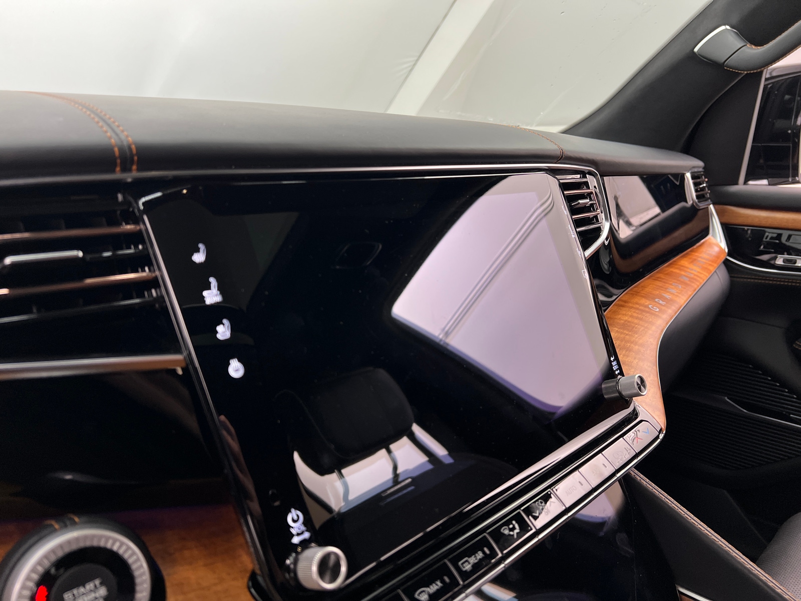 Thumbnail: 2023 Jeep Grand Wagoneer L - 3
