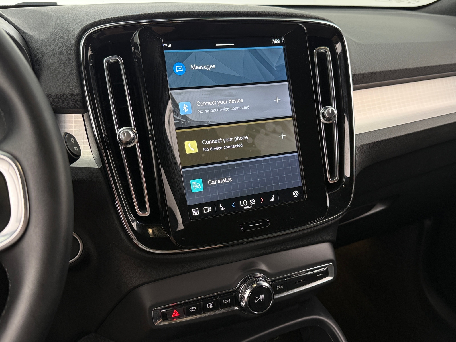 Thumbnail: 2025 Volvo XC40 - 4