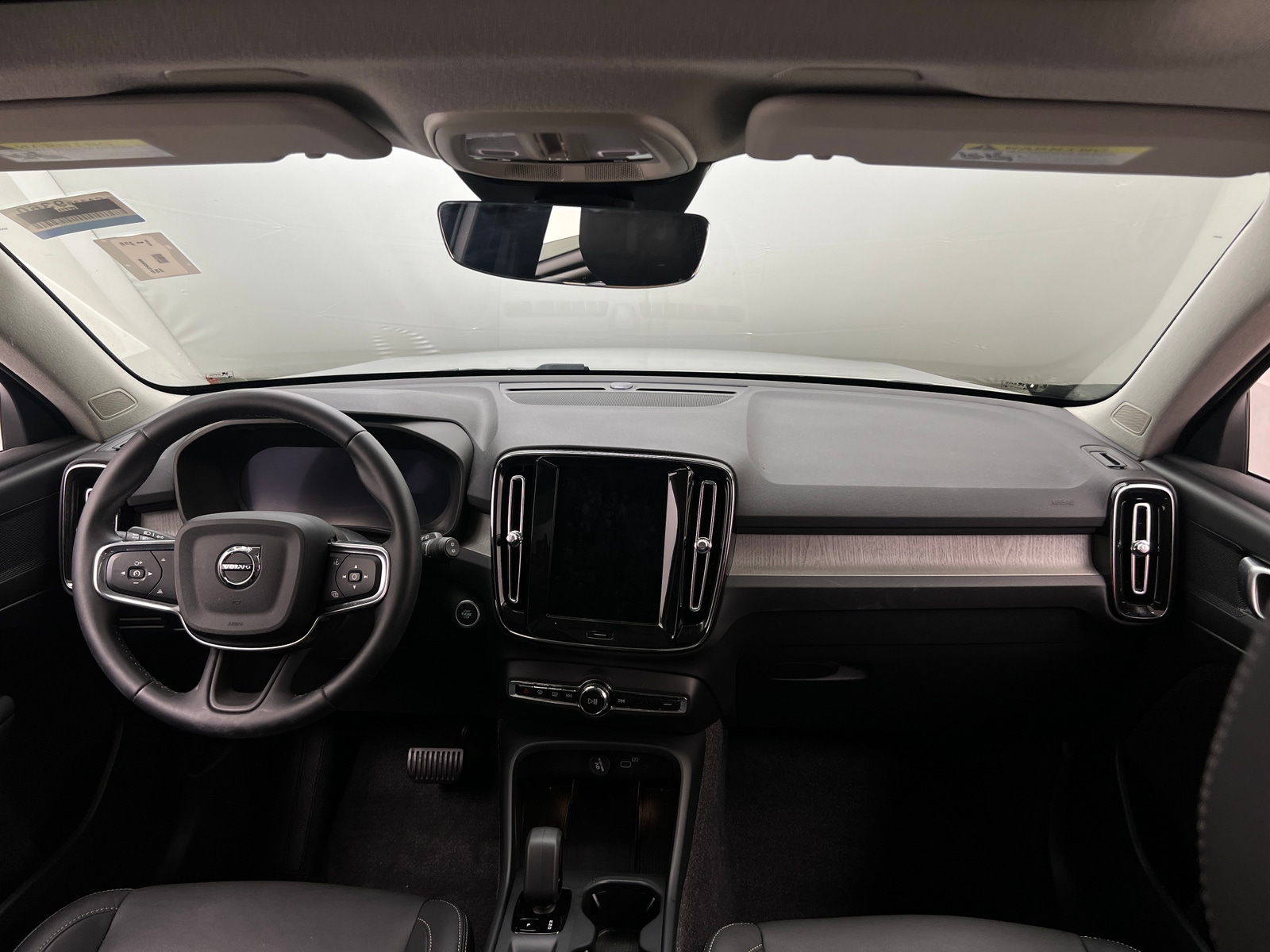 Thumbnail: 2025 Volvo XC40 - 3