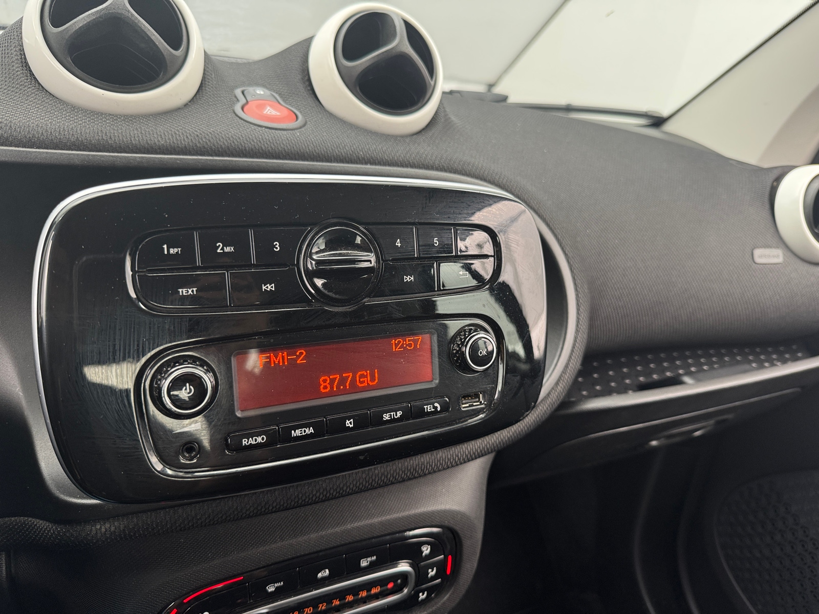 Thumbnail: 2016 smart fortwo - 4