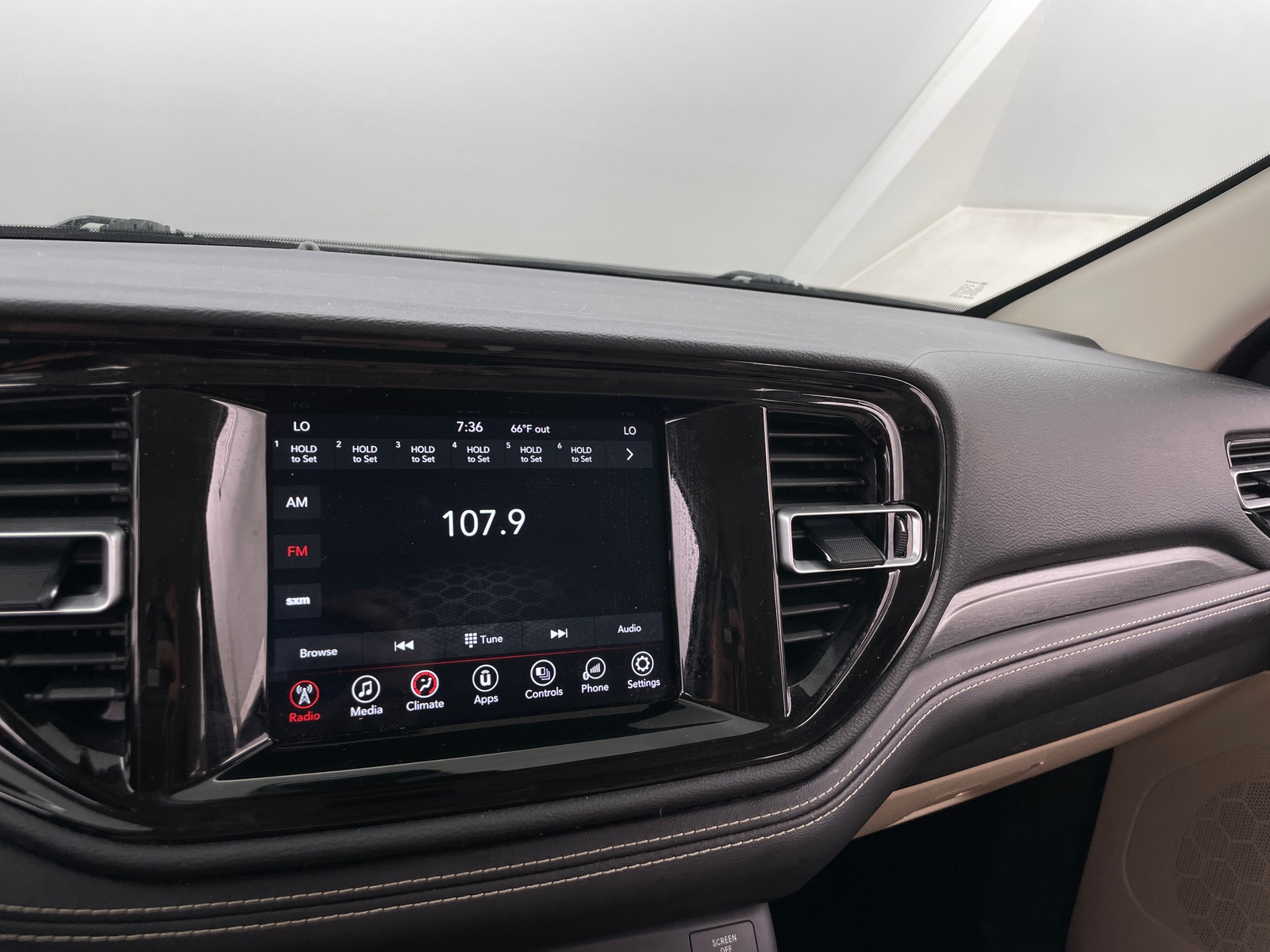 Thumbnail: 2022 Dodge Durango - 4