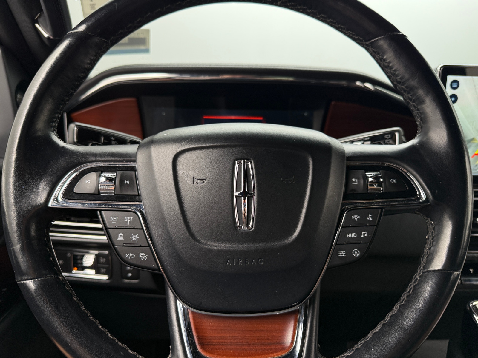 Thumbnail: 2022 Lincoln Navigator L - 4