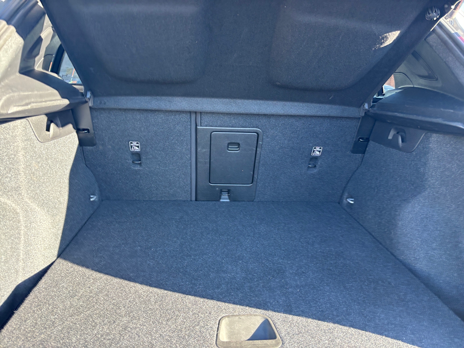 Thumbnail: 2024 Volvo XC40 - 6