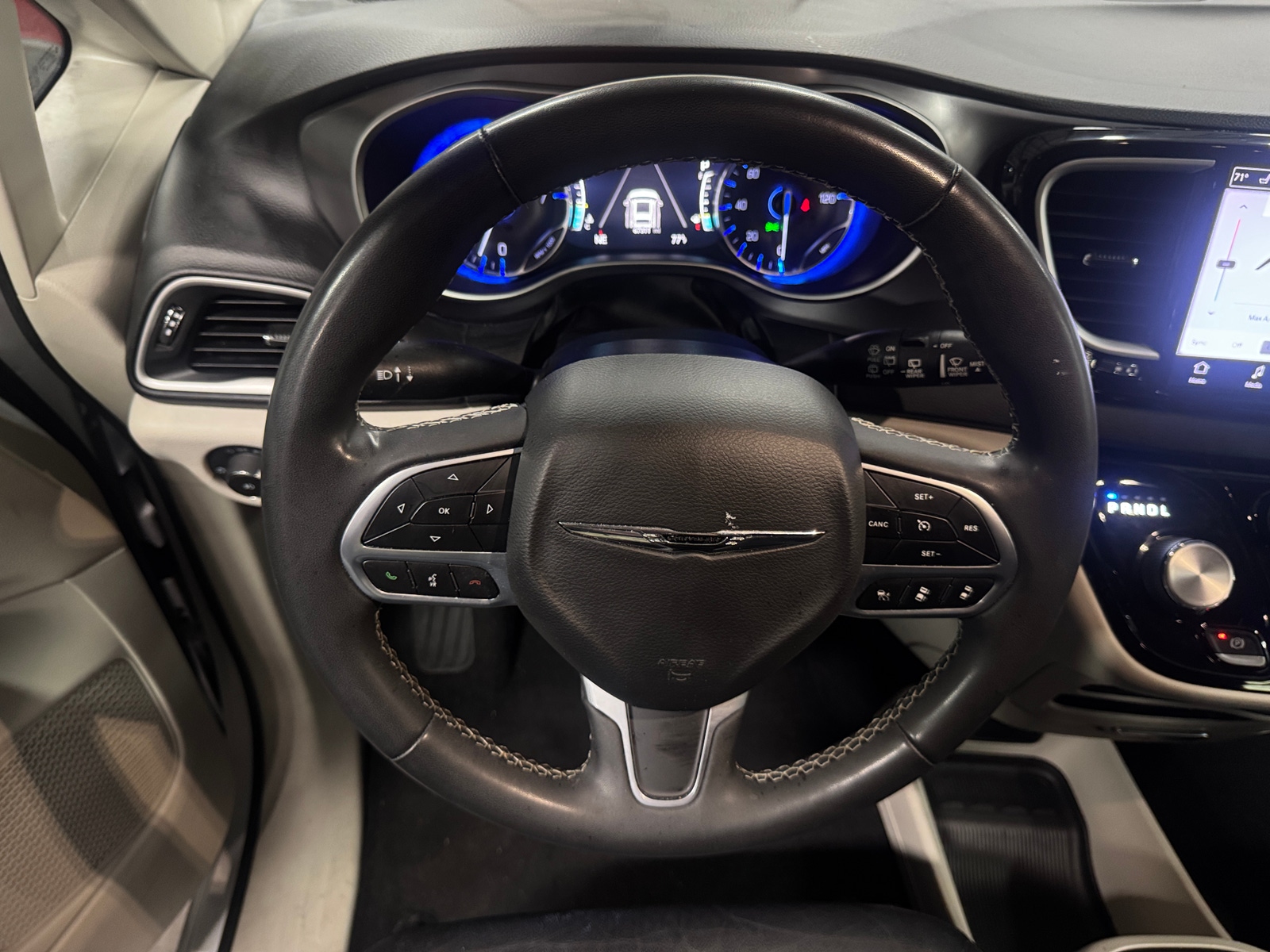 Thumbnail: 2022 Chrysler Pacifica - 4