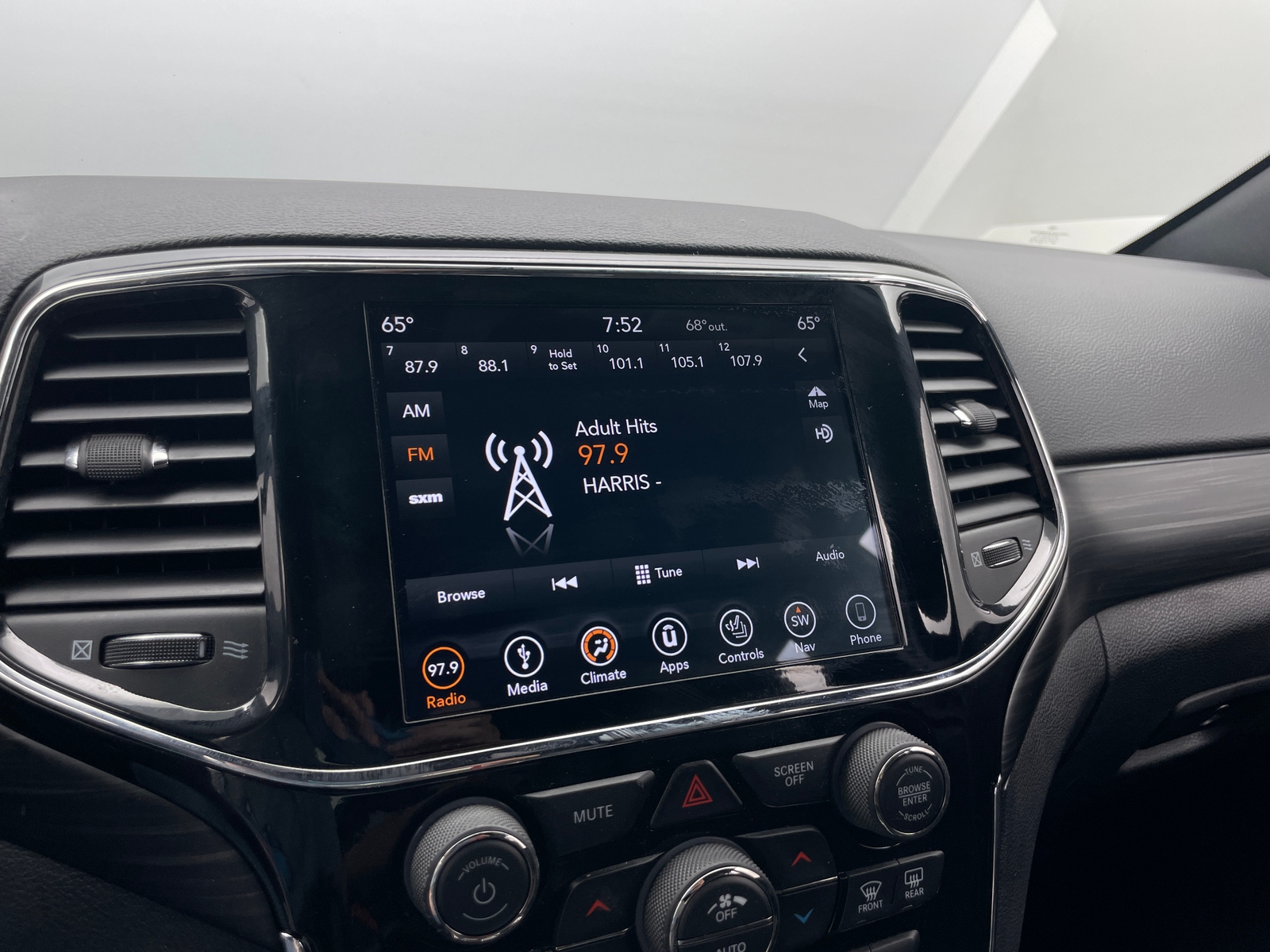 Thumbnail: 2019 Jeep Grand Cherokee - 3