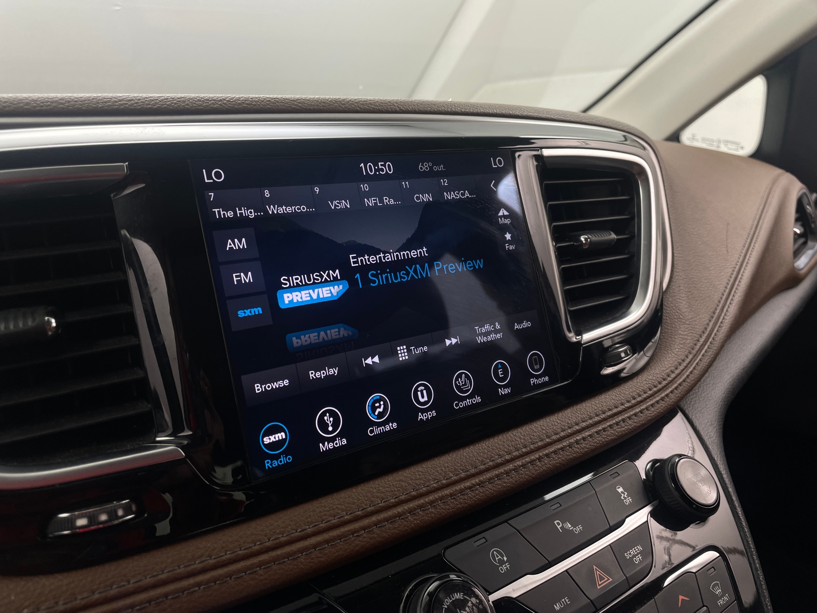 Thumbnail: 2018 Chrysler Pacifica - 3