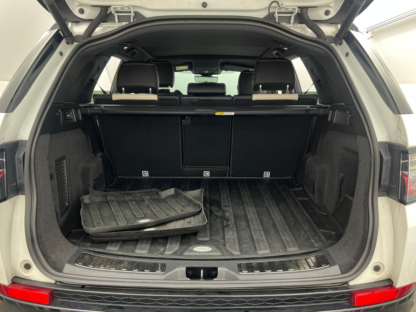 Thumbnail: 2022 Land Rover Discovery Sport - 6
