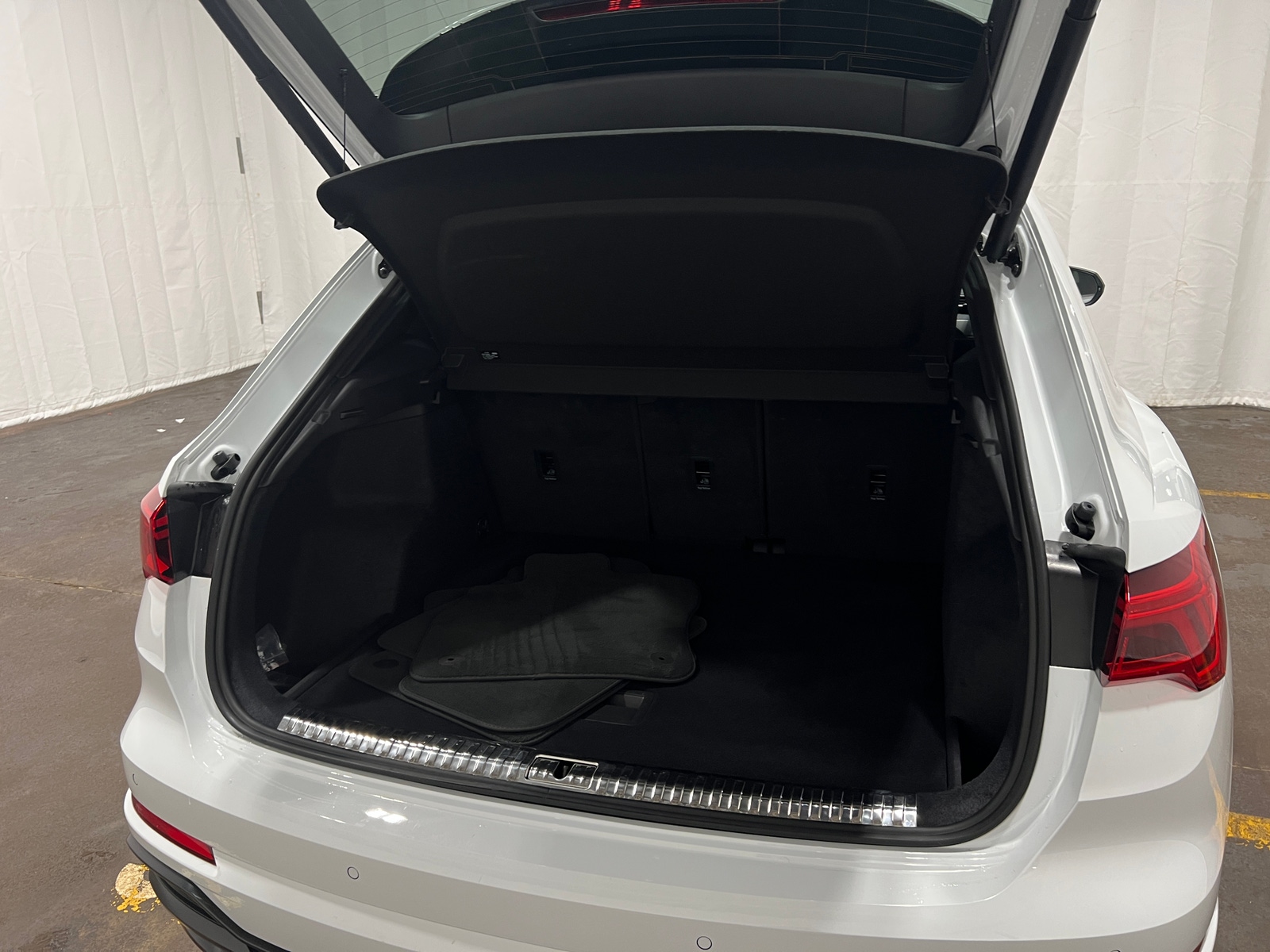 Thumbnail: 2022 Audi Q3 - 6