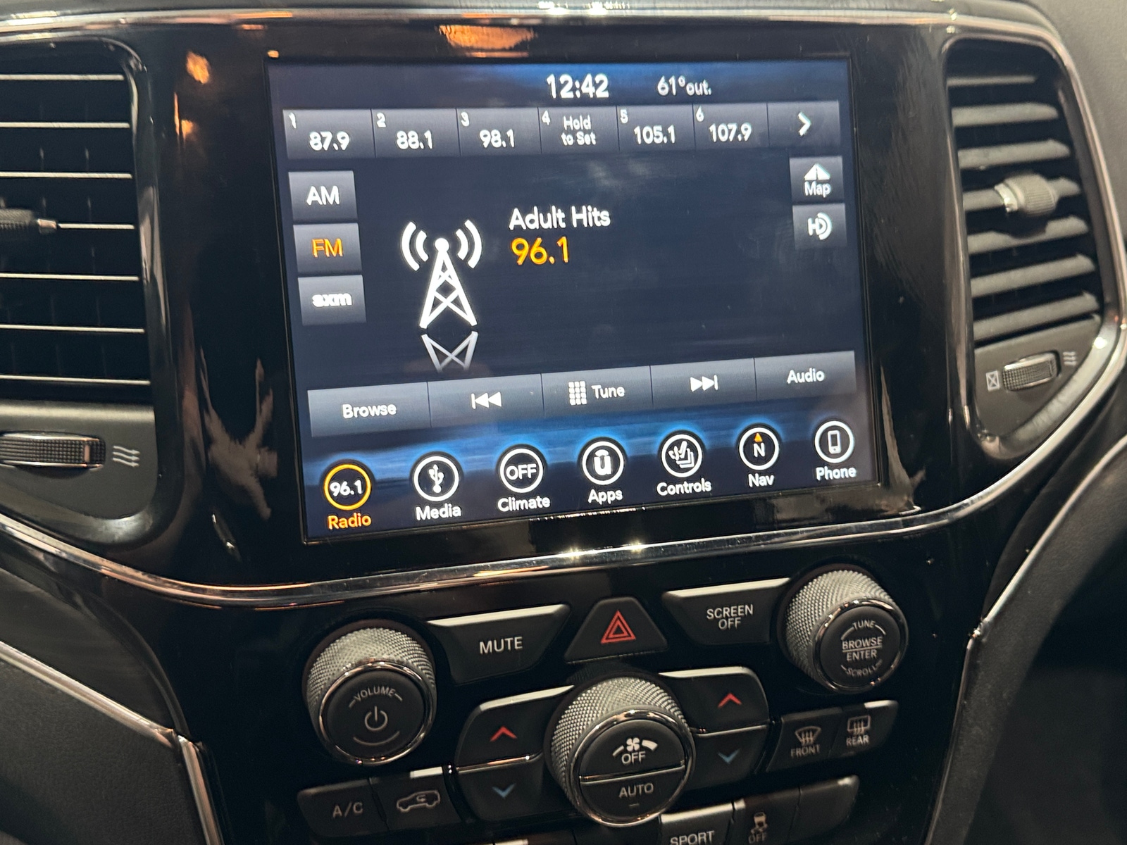 Thumbnail: 2019 Jeep Grand Cherokee - 3