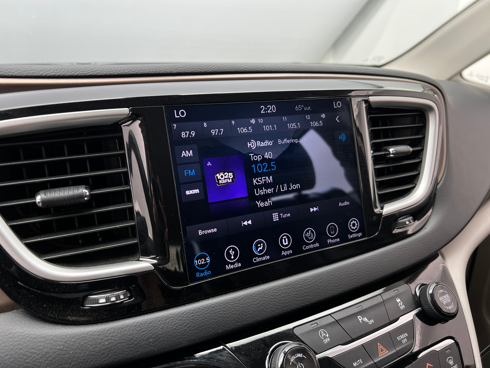 Thumbnail: 2018 Chrysler Pacifica - 3