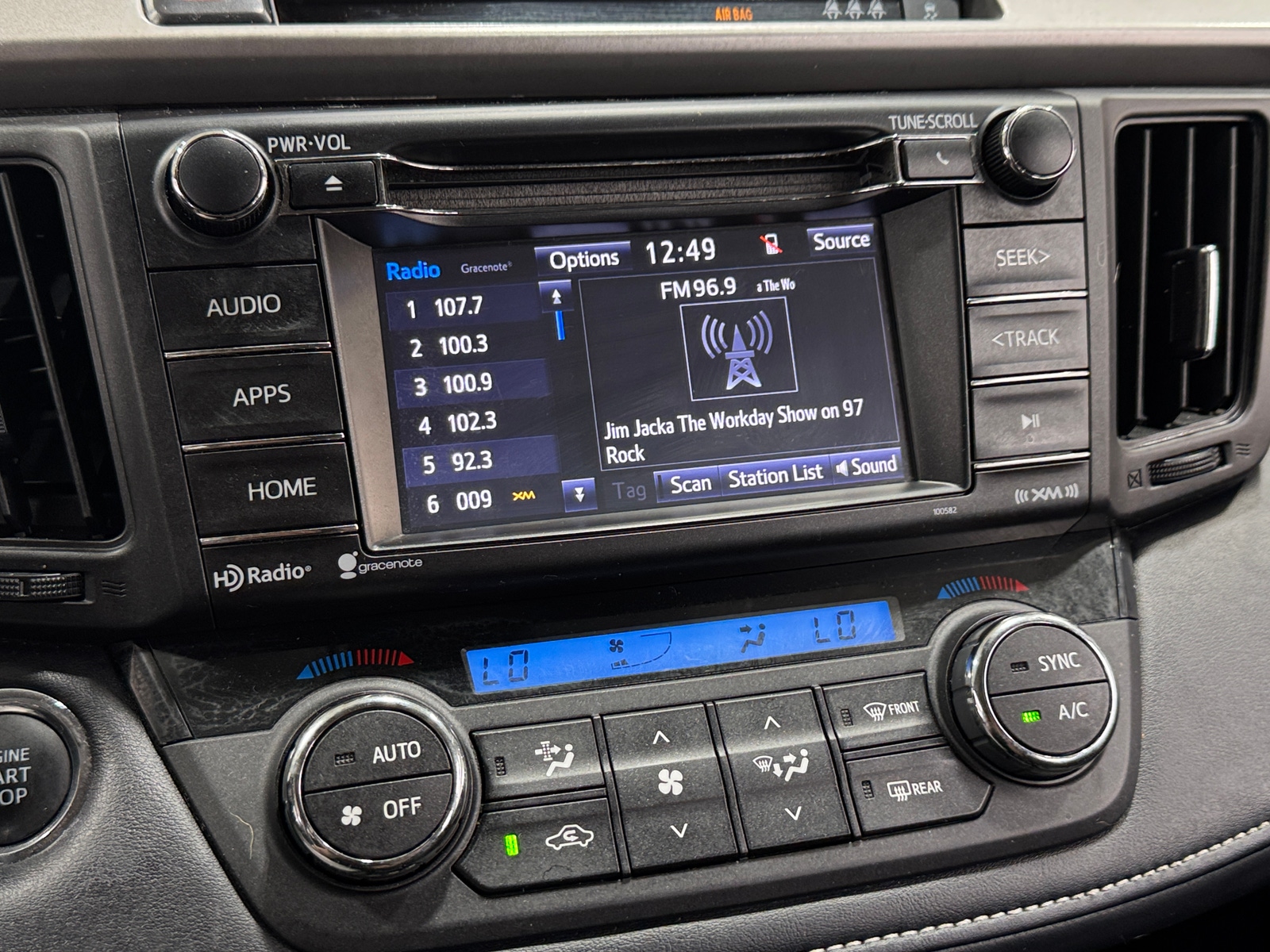 Thumbnail: 2018 Toyota RAV4 - 4