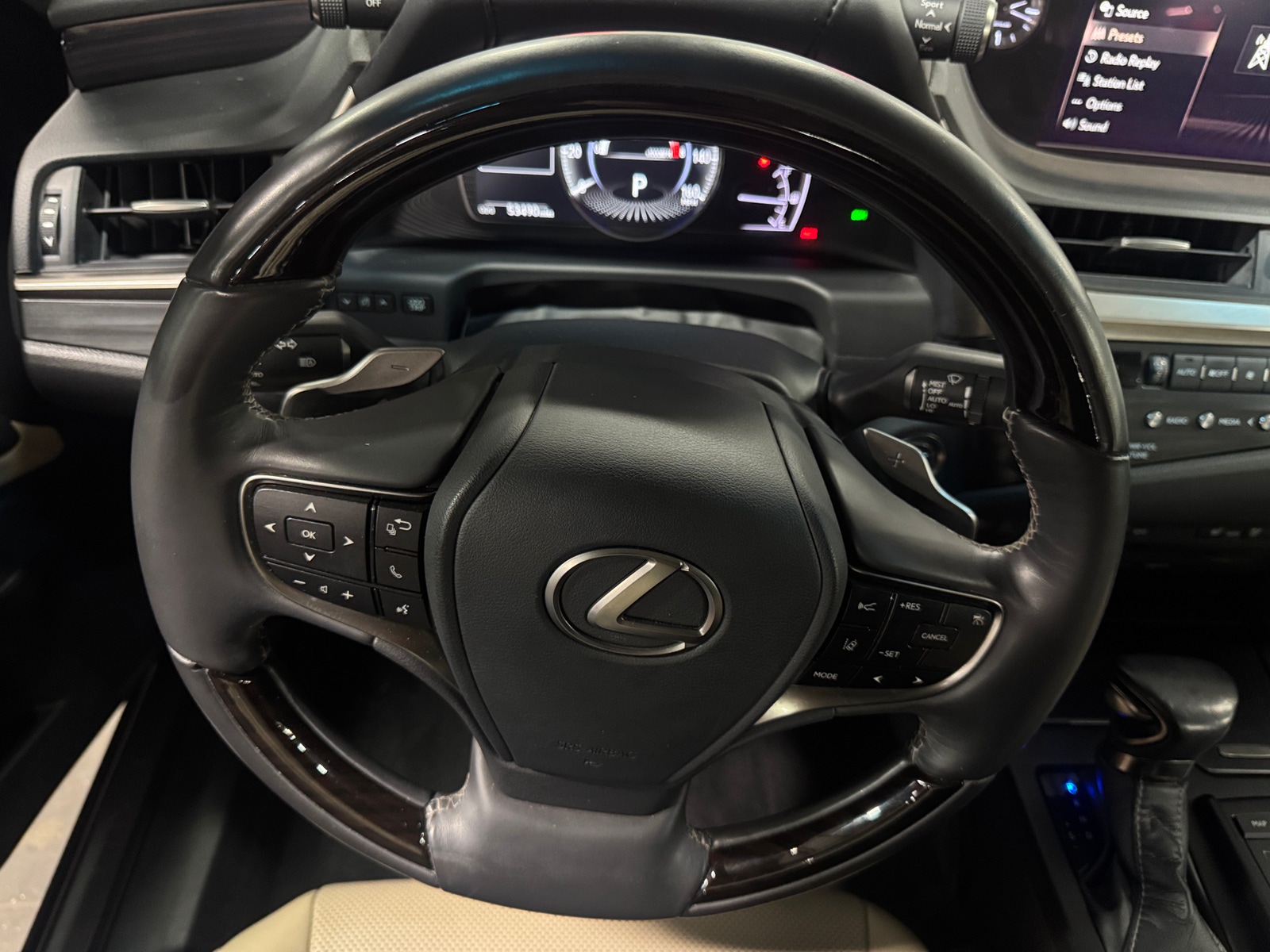 Thumbnail: 2020 Lexus ES - 4