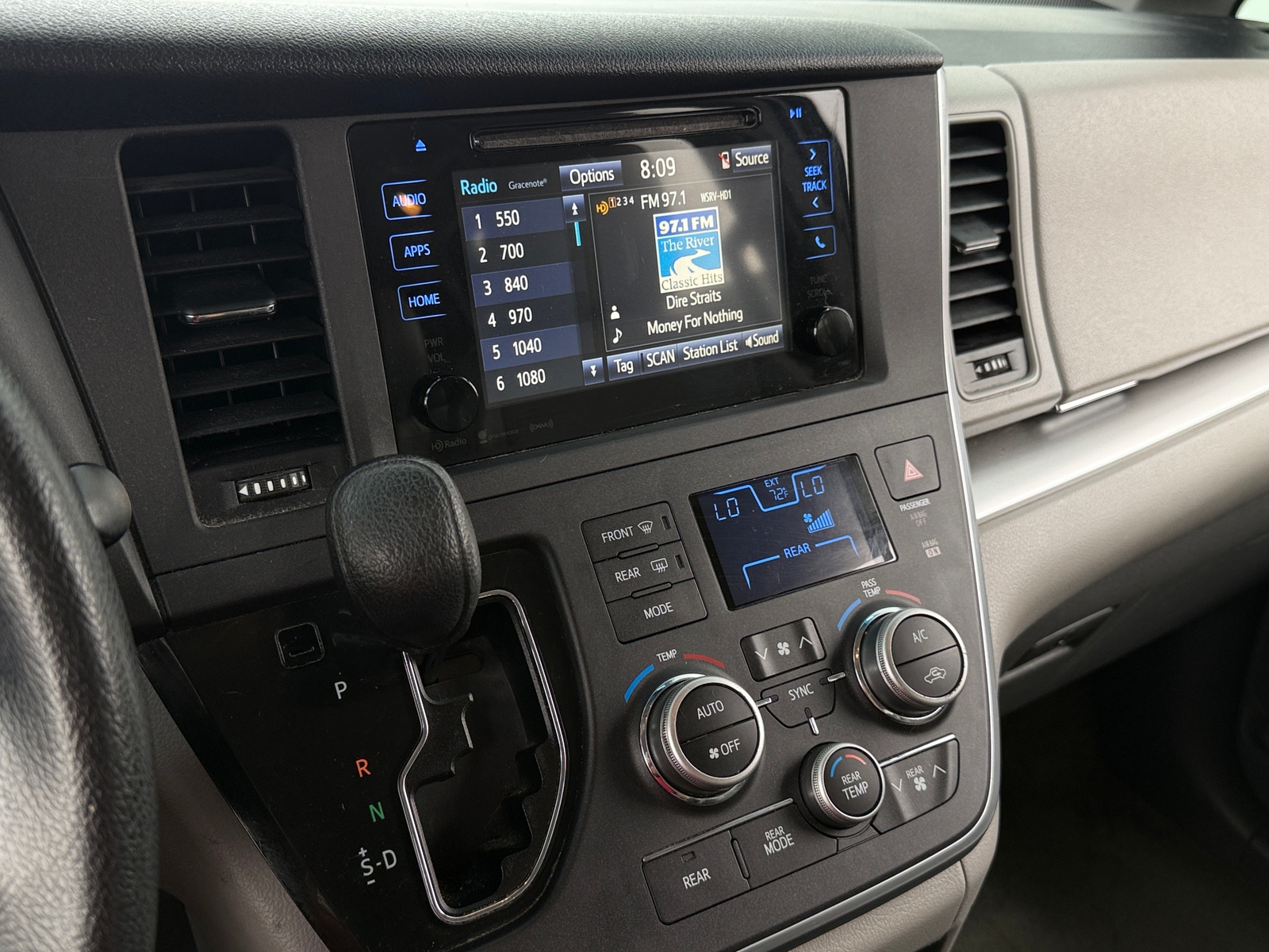 Thumbnail: 2016 Toyota Sienna - 4