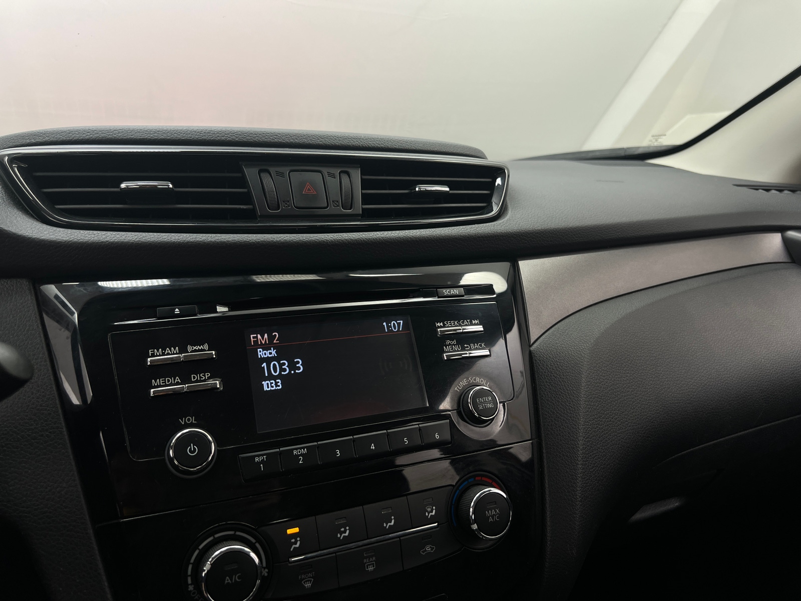 Thumbnail: 2017 Nissan Rogue Sport - 4